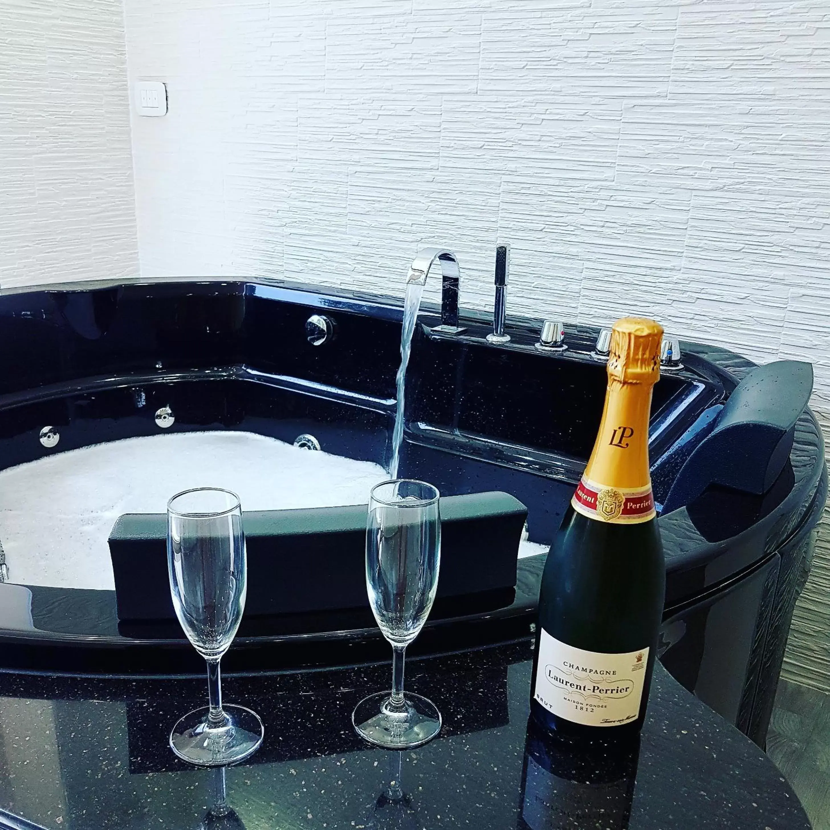 Hot Tub, Drinks in Pandora Luxury Suite