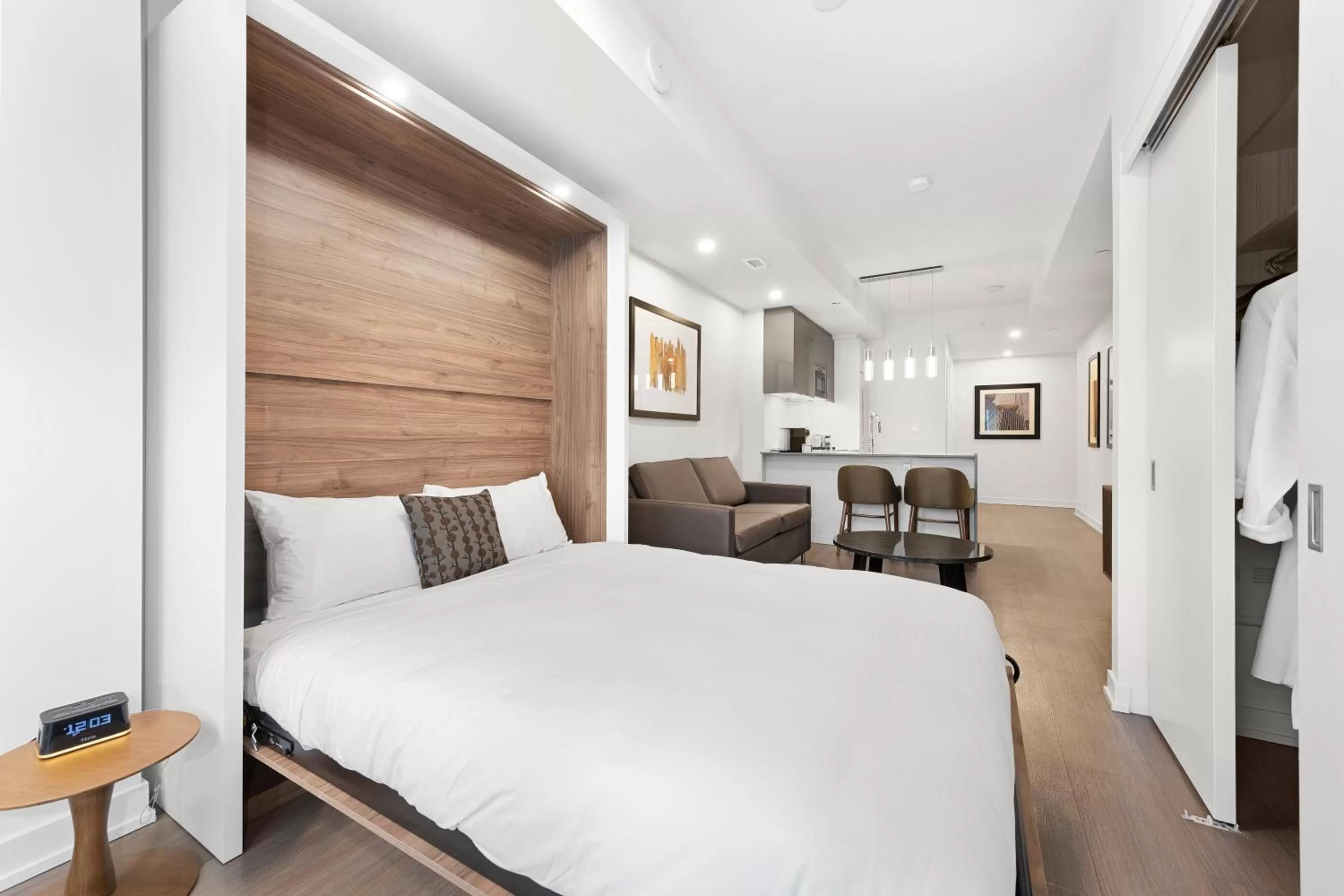 Photo of the whole room, Bed in reStays Ottawa