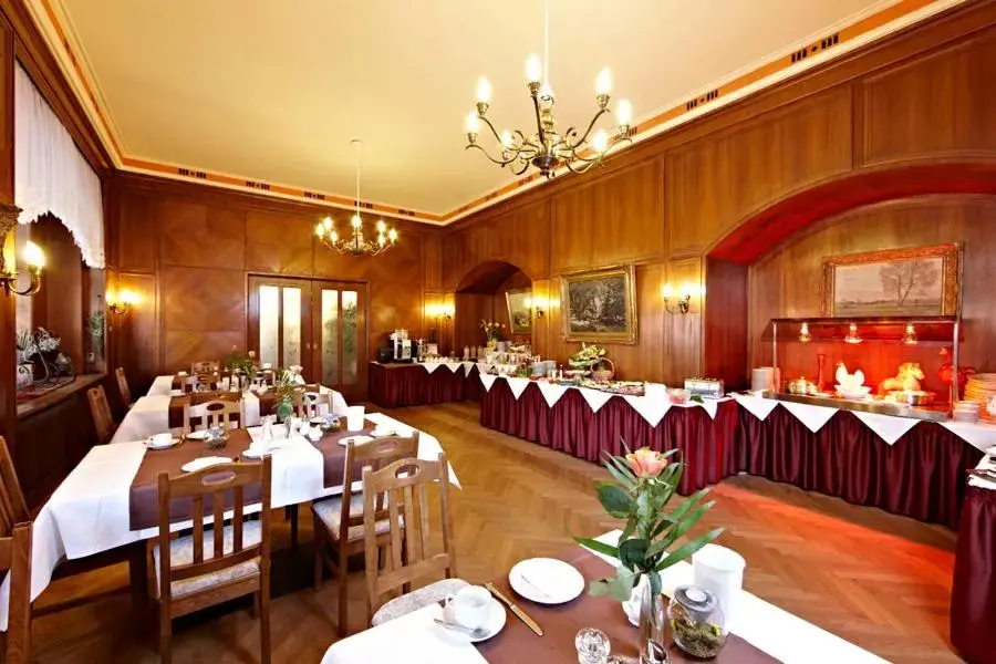 Restaurant/Places to Eat in Hotel Vier Jahreszeiten