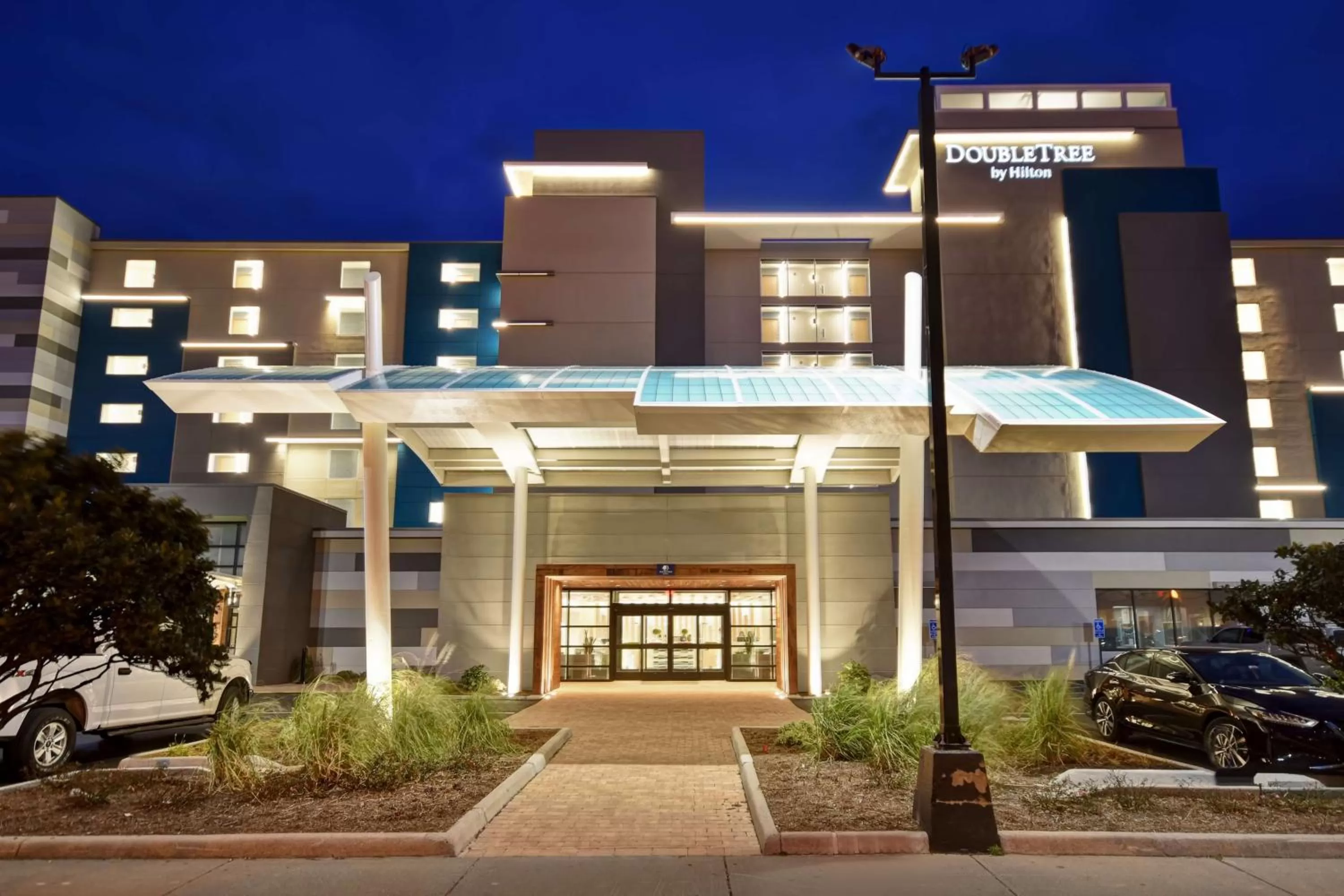 Property building in DoubleTree by Hilton Oceanfront Virginia Beach