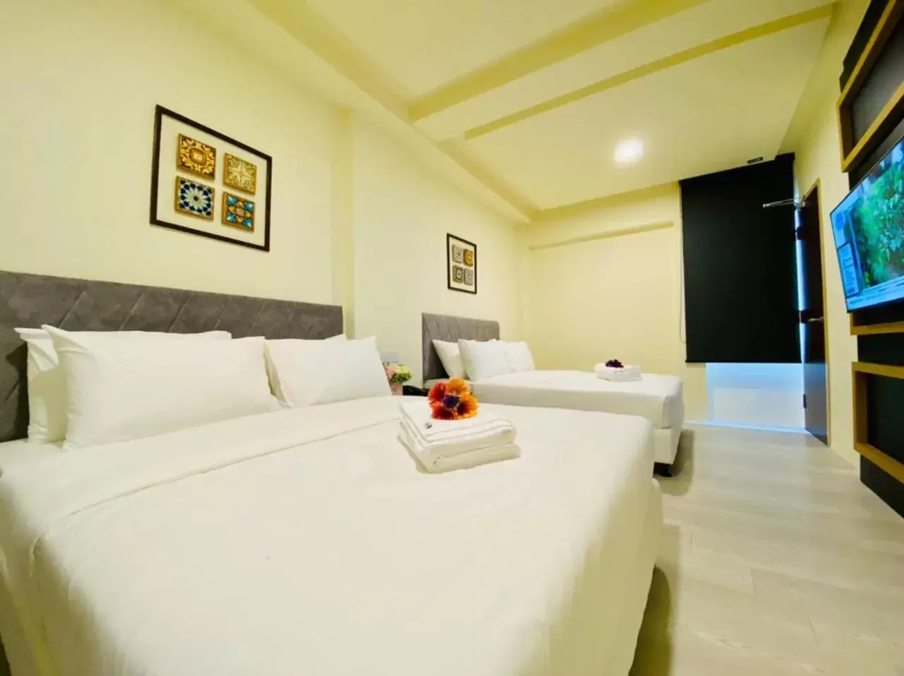 Bedroom, Bed in Bishop Hotel