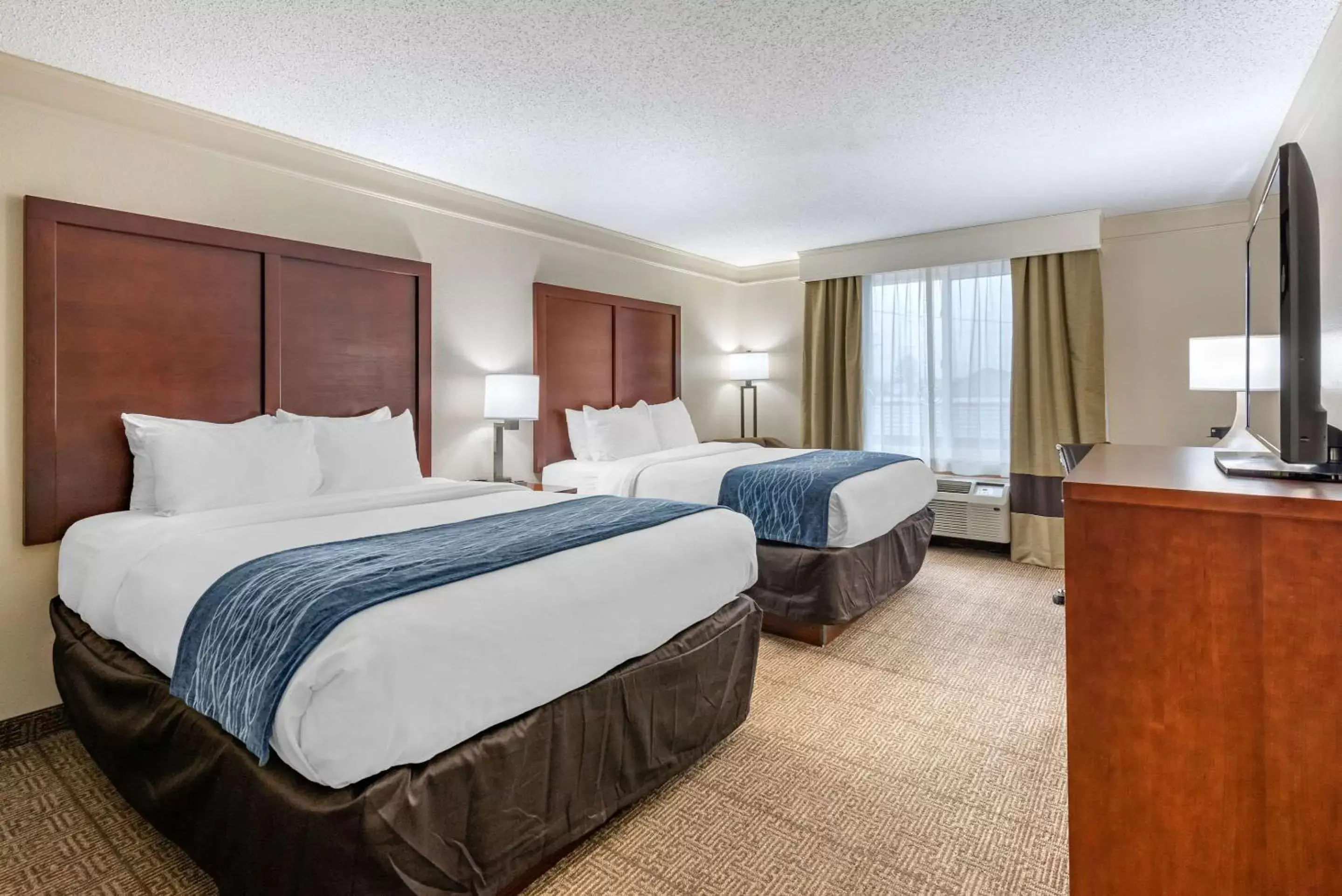 Photo of the whole room, Bed in Comfort Inn & Suites