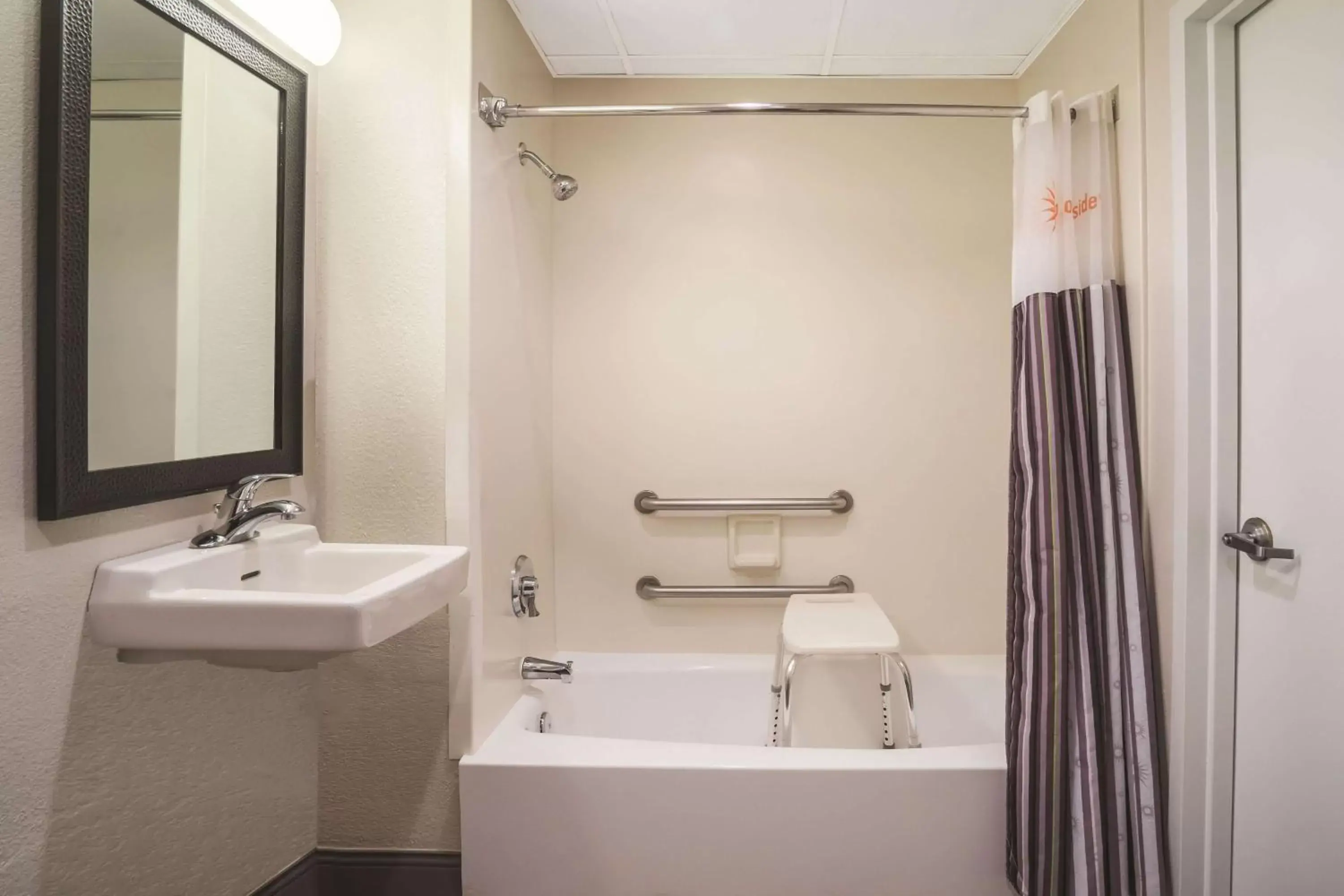 Photo of the whole room, Bathroom in La Quinta by Wyndham Minneapolis Bloomington W