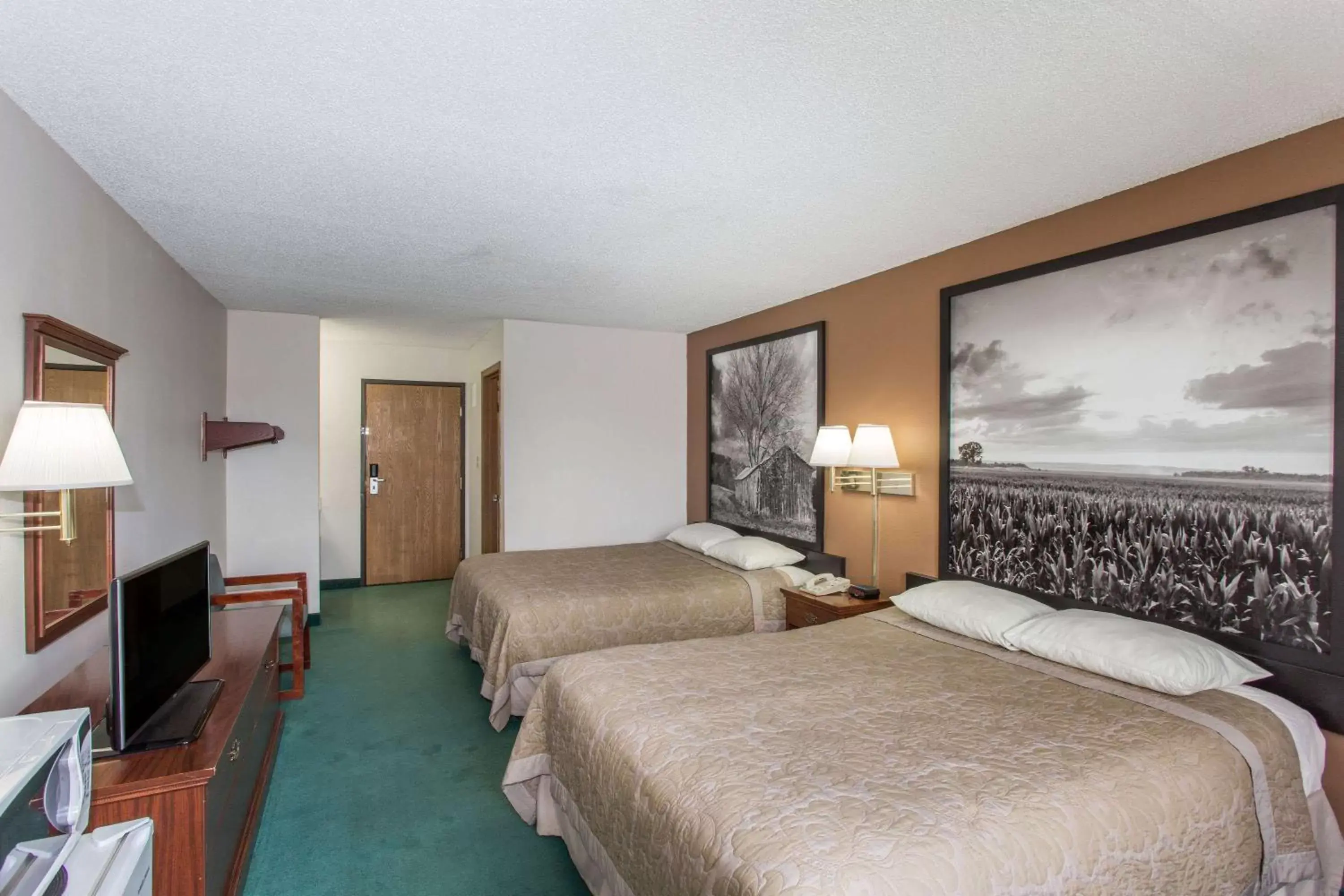 Photo of the whole room, Bed in Super 8 by Wyndham Richmond