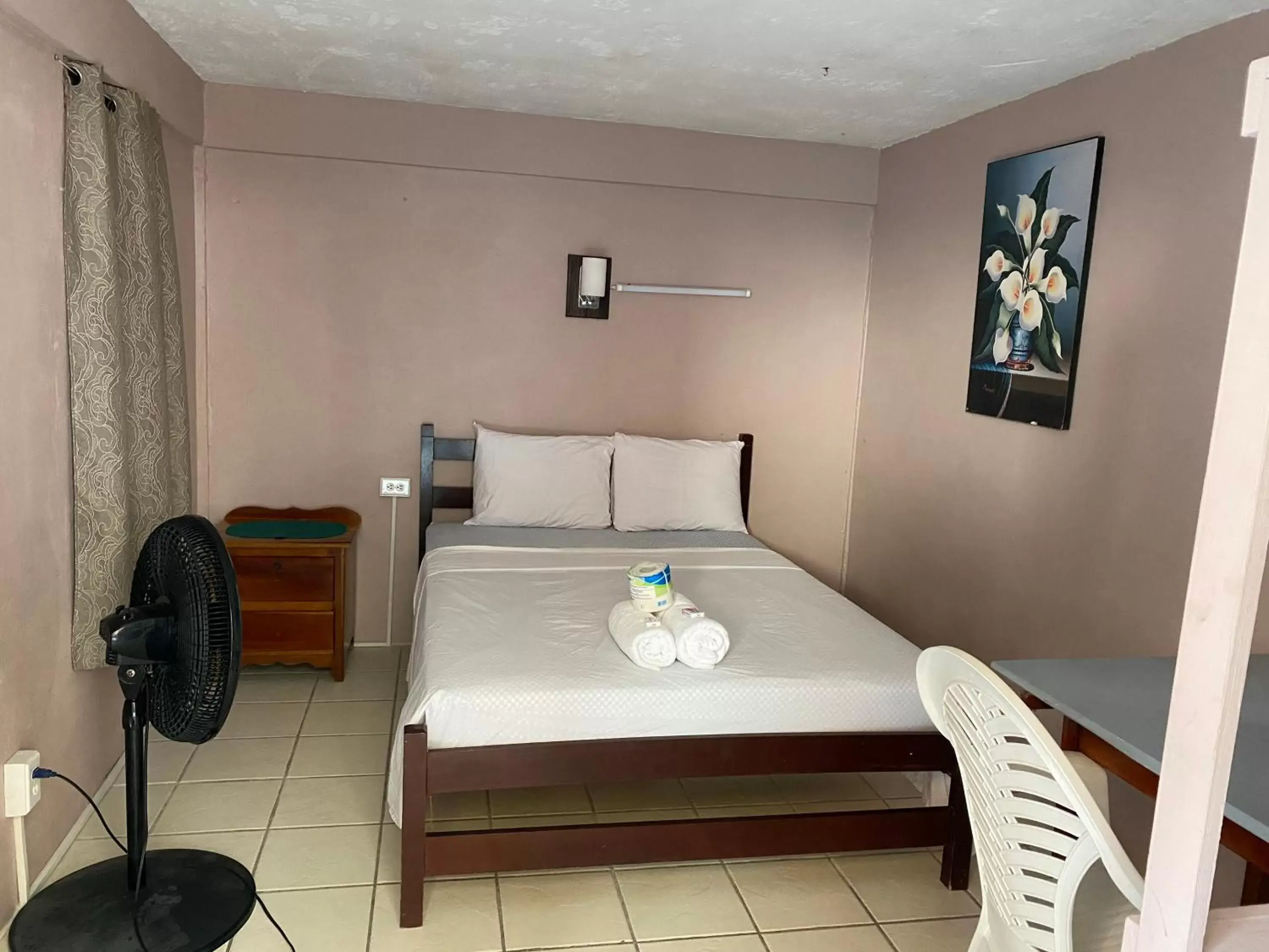 Double Room with Shared Bathroom / Fan / No A/C in Blue Wave Guest House Double Room with Shared Bathroom / Fan / No A/C in Blue Wave Guest House