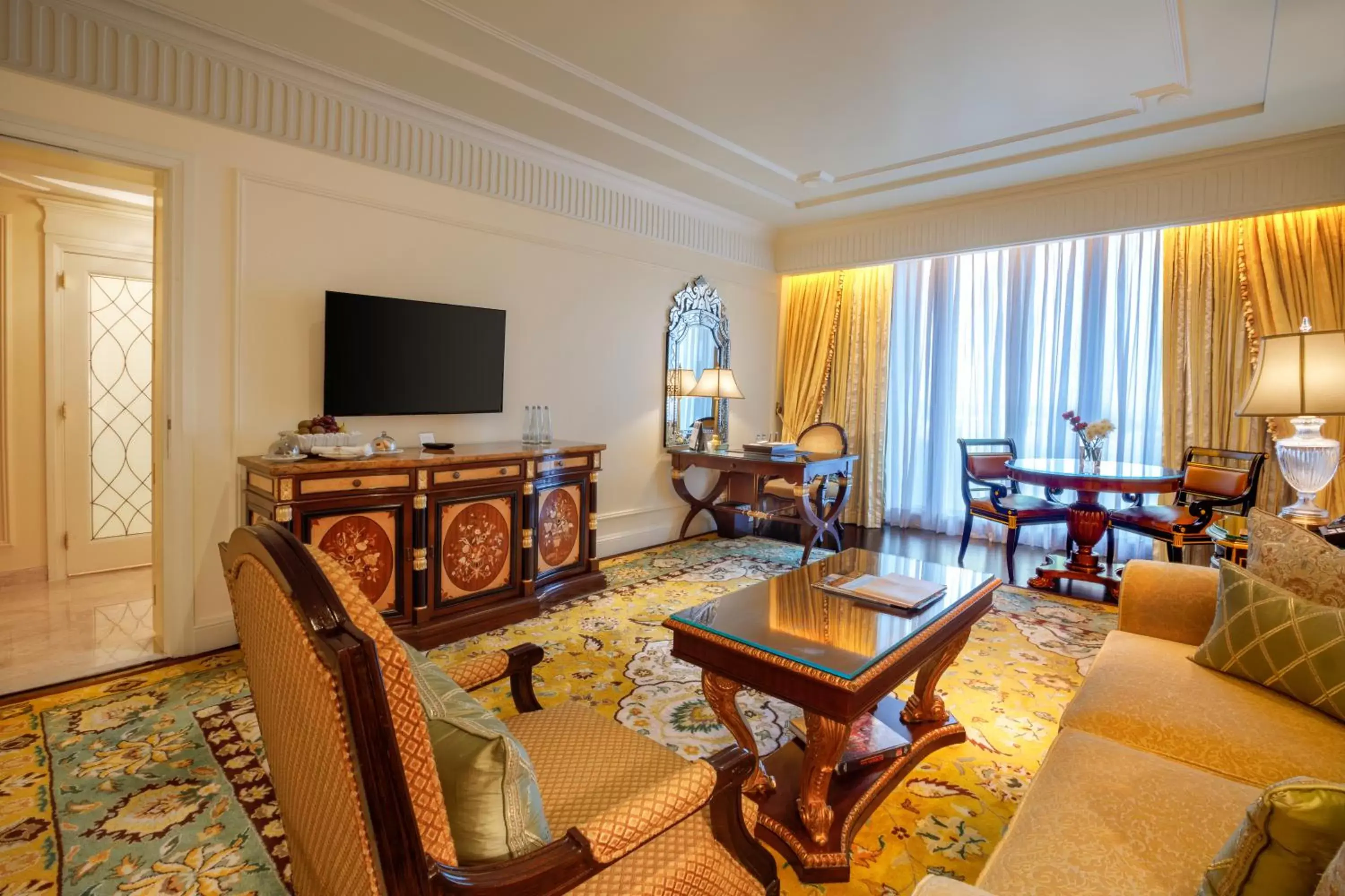 Living room, Seating Area in The Leela Palace New Delhi