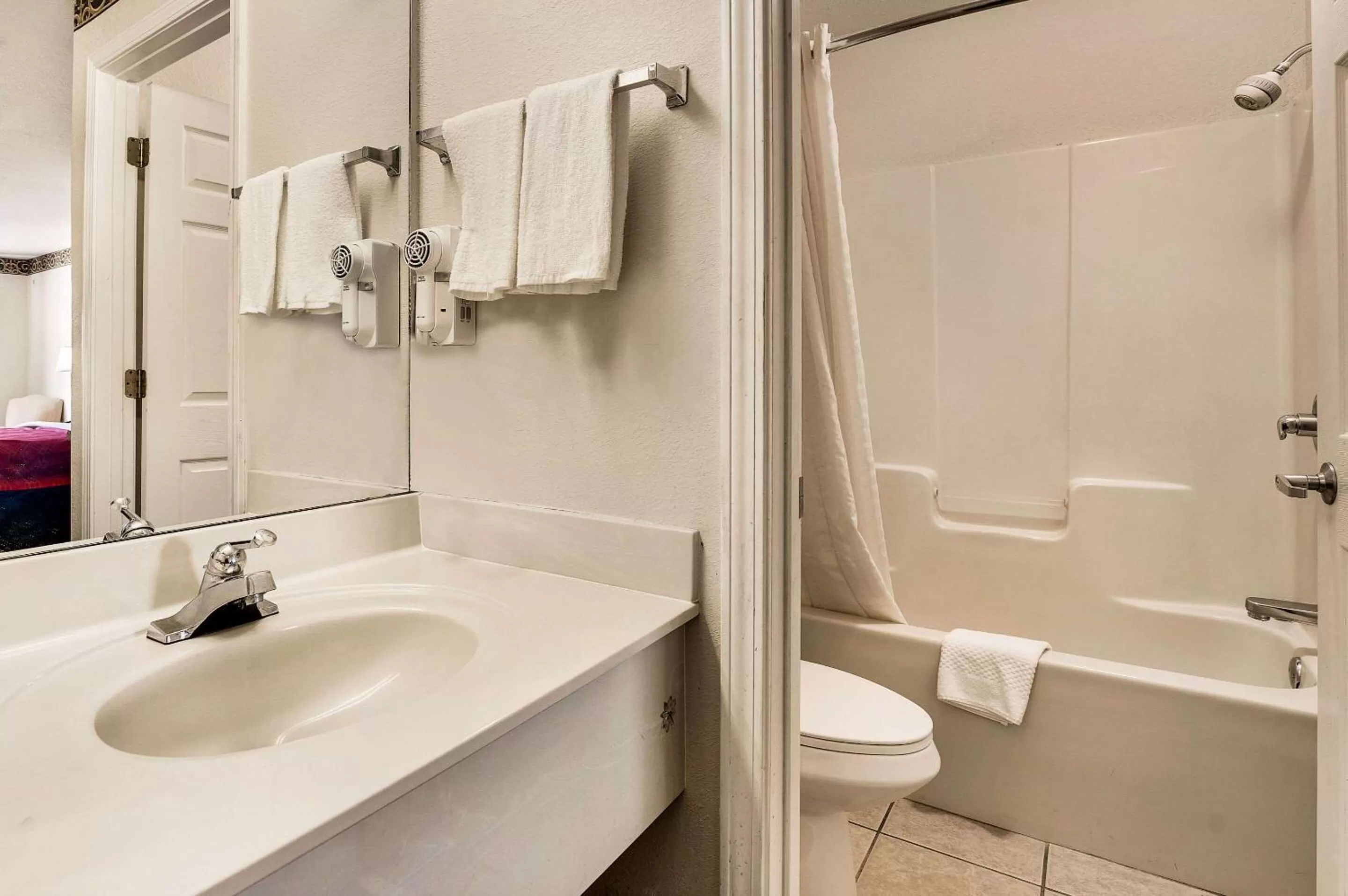 Bathroom in Rodeway Inn Sandersville