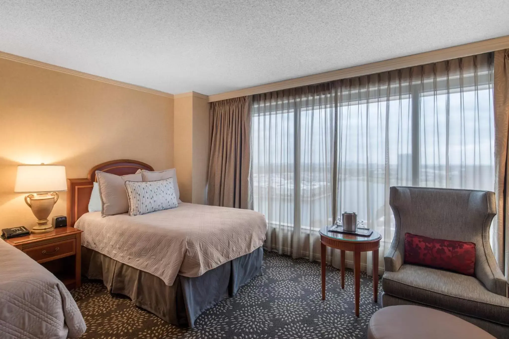 Photo of the whole room, Bed in Omni Las Colinas Hotel