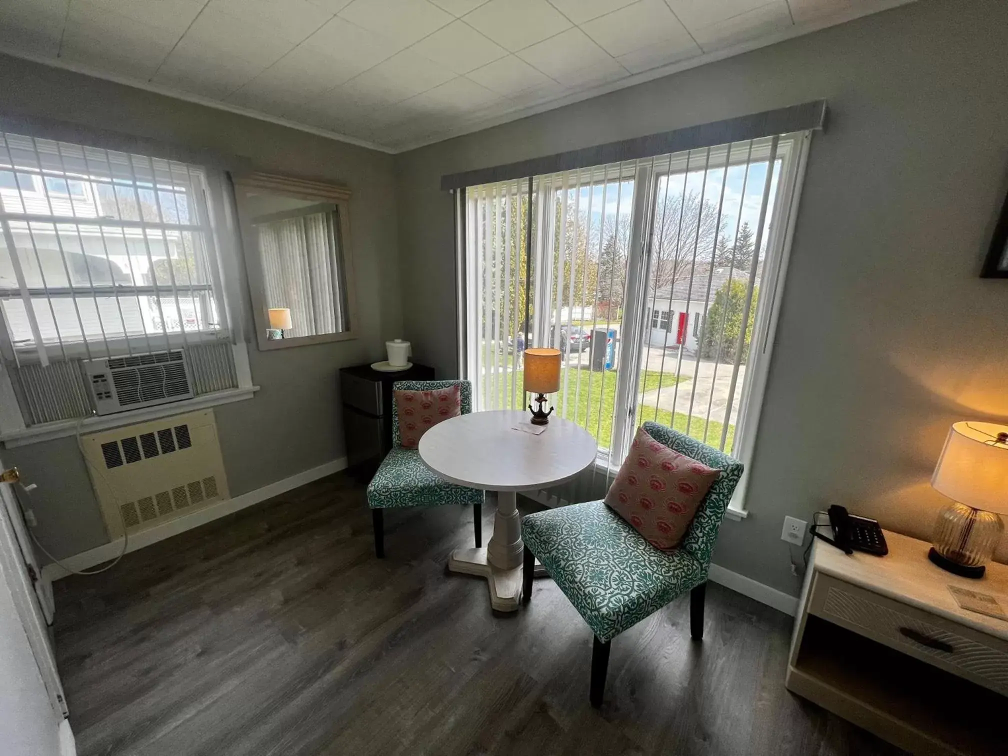 Seating Area in Claddagh Motel & Suites