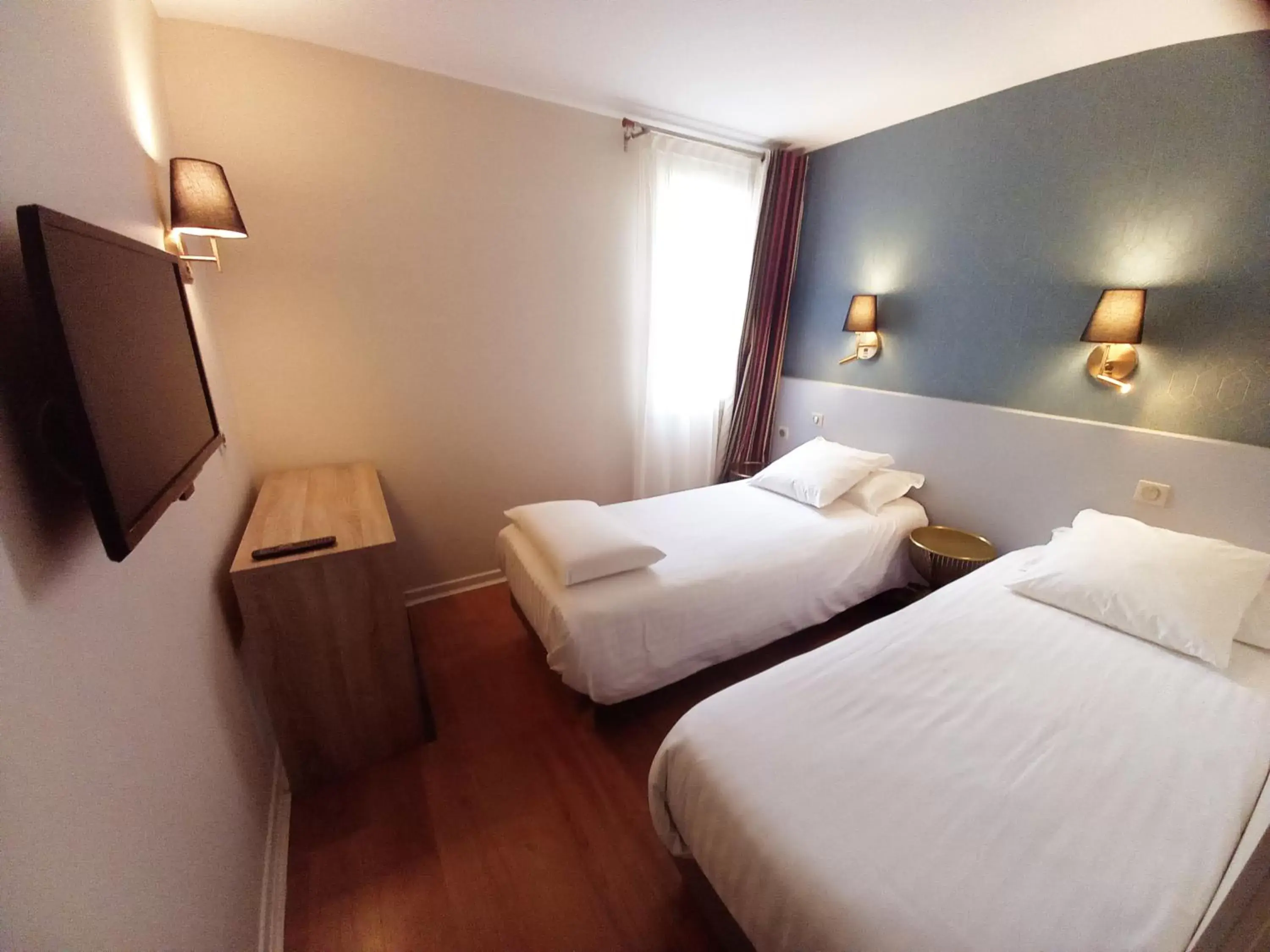 Bed in Kyriad Nîmes Ouest A9