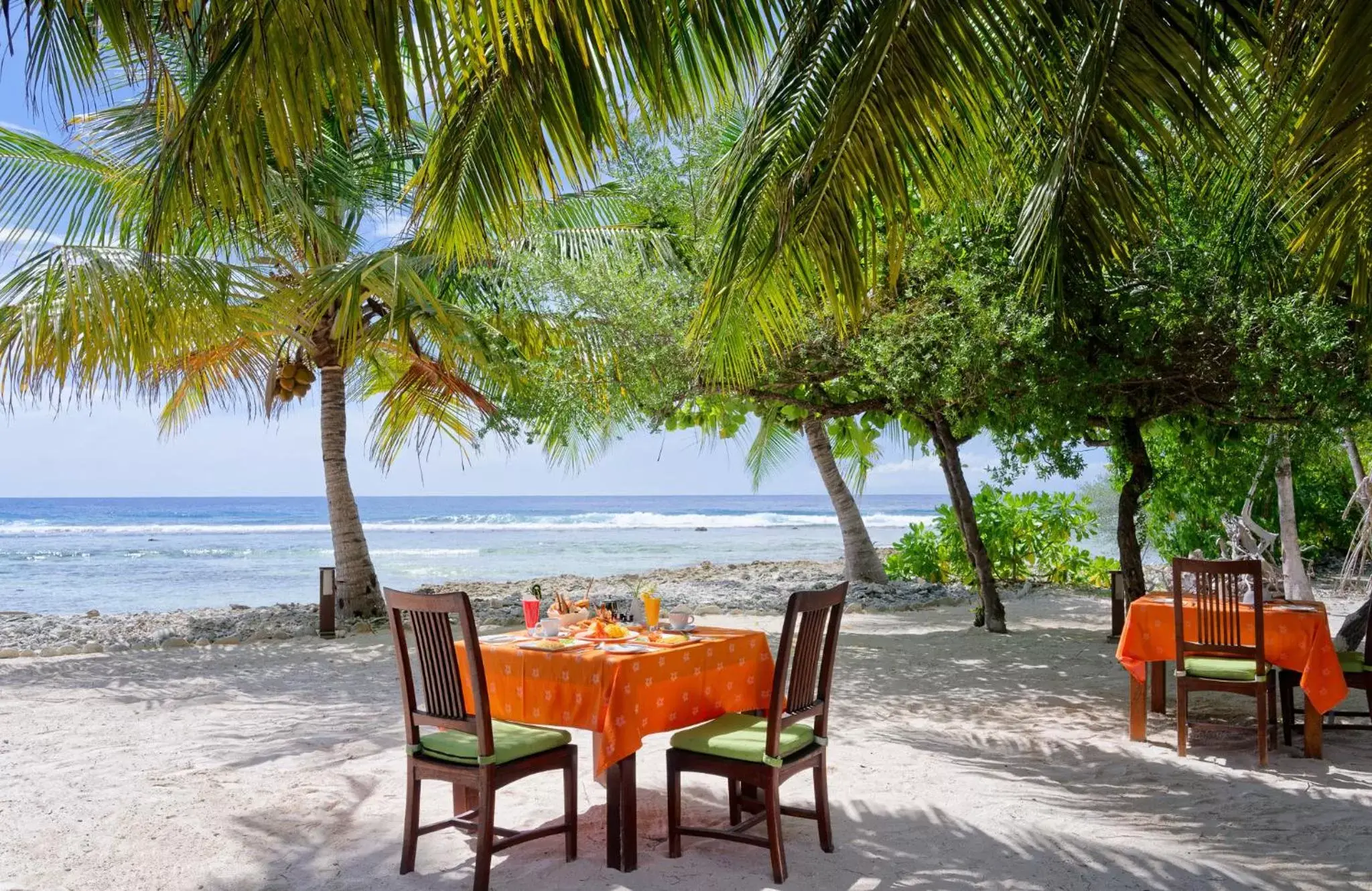 Restaurant/places to eat, Beach in Canareef Resort Maldives