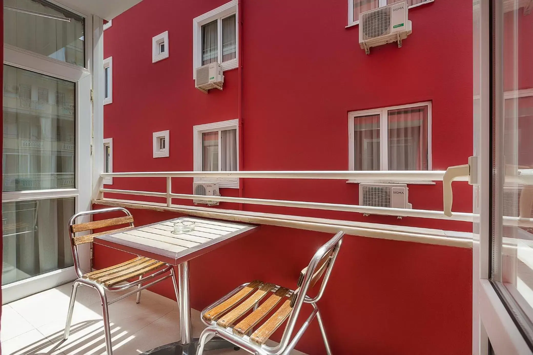 Seating area, Balcony/Terrace in Twin Apart Hotel