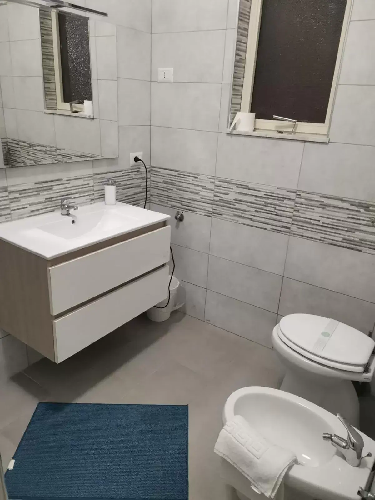 Bathroom in BED&FLY NEAR AIRPORT FONTANAROSSA Navetta gratis h24 reception h24