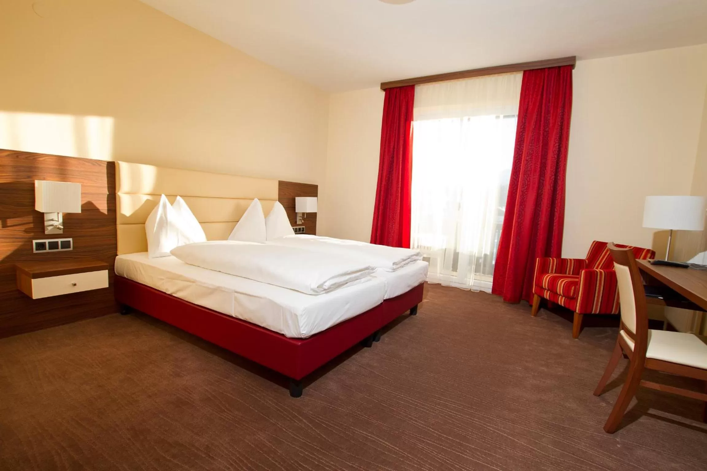 Photo of the whole room, Bed in SCHÖNIS-Landhotel