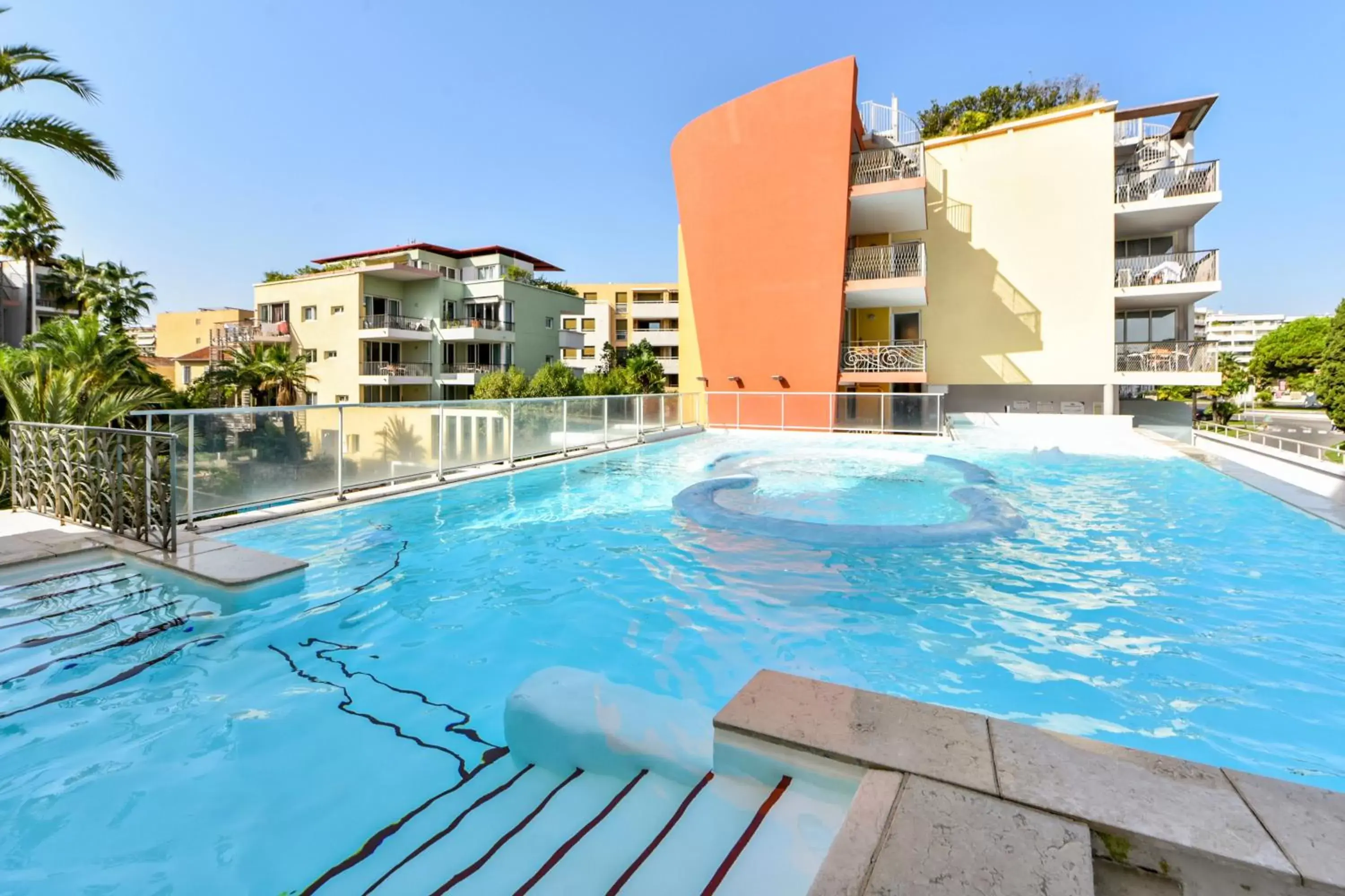 Property building, Swimming Pool in Résidence Pierre & Vacances Premium Port Prestige