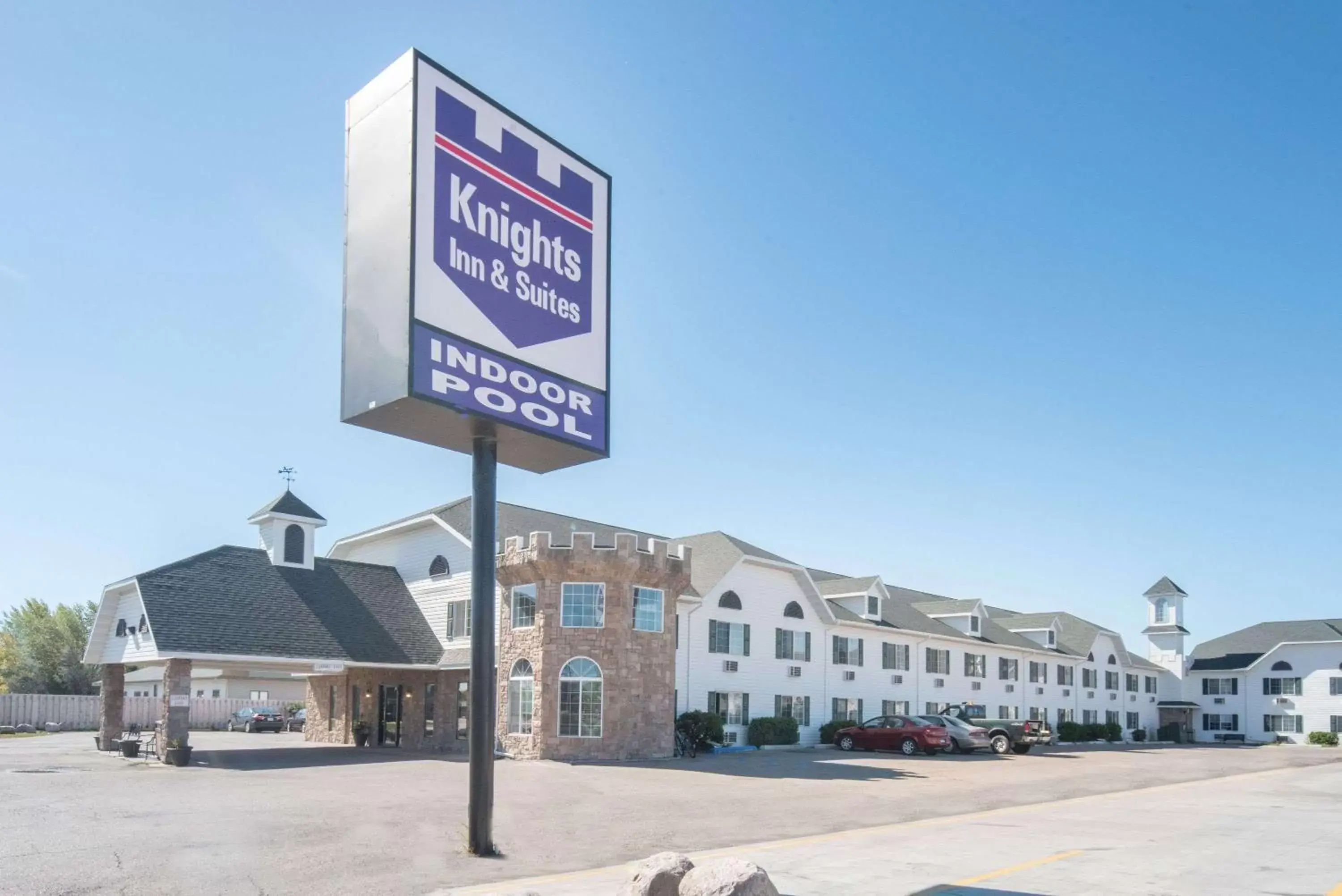 Property Building in Knights Inn and Suites - Grand Forks