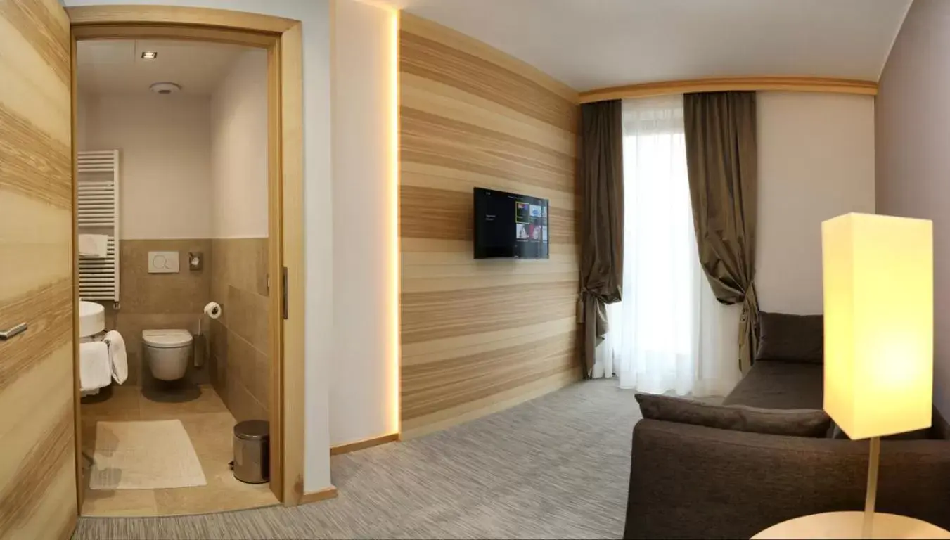 Bathroom, TV/Entertainment Center in Hotel Garden