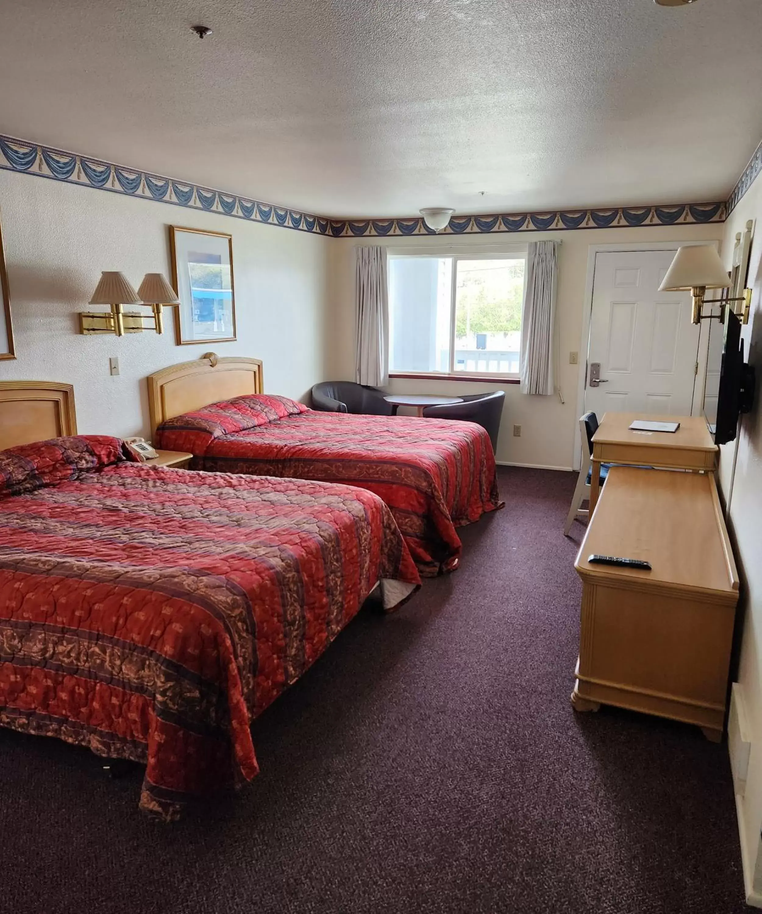 Photo of the whole room, Bed in Bayview Inn