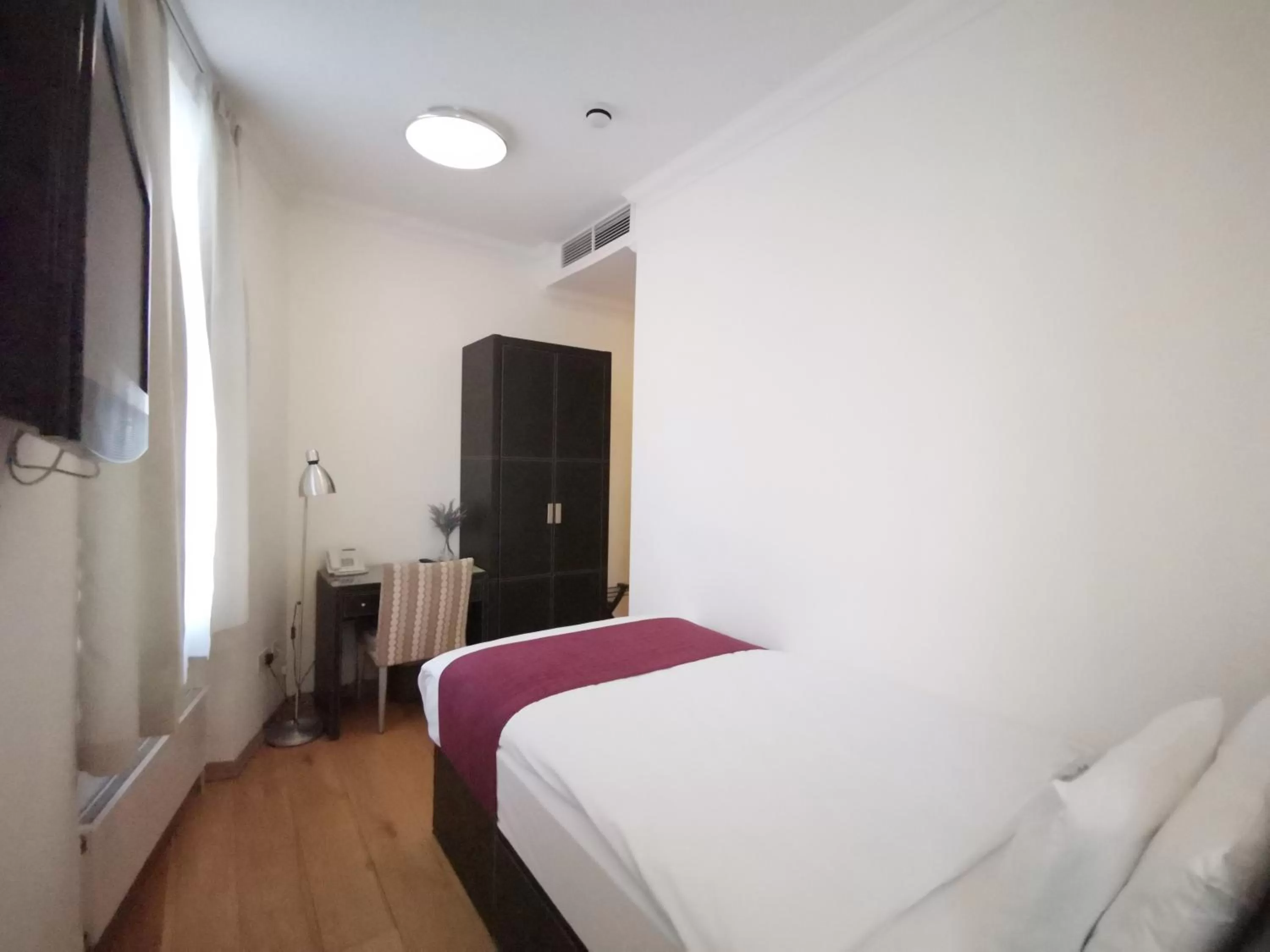 Bed in The Royale Chulan Hyde Park Hotel