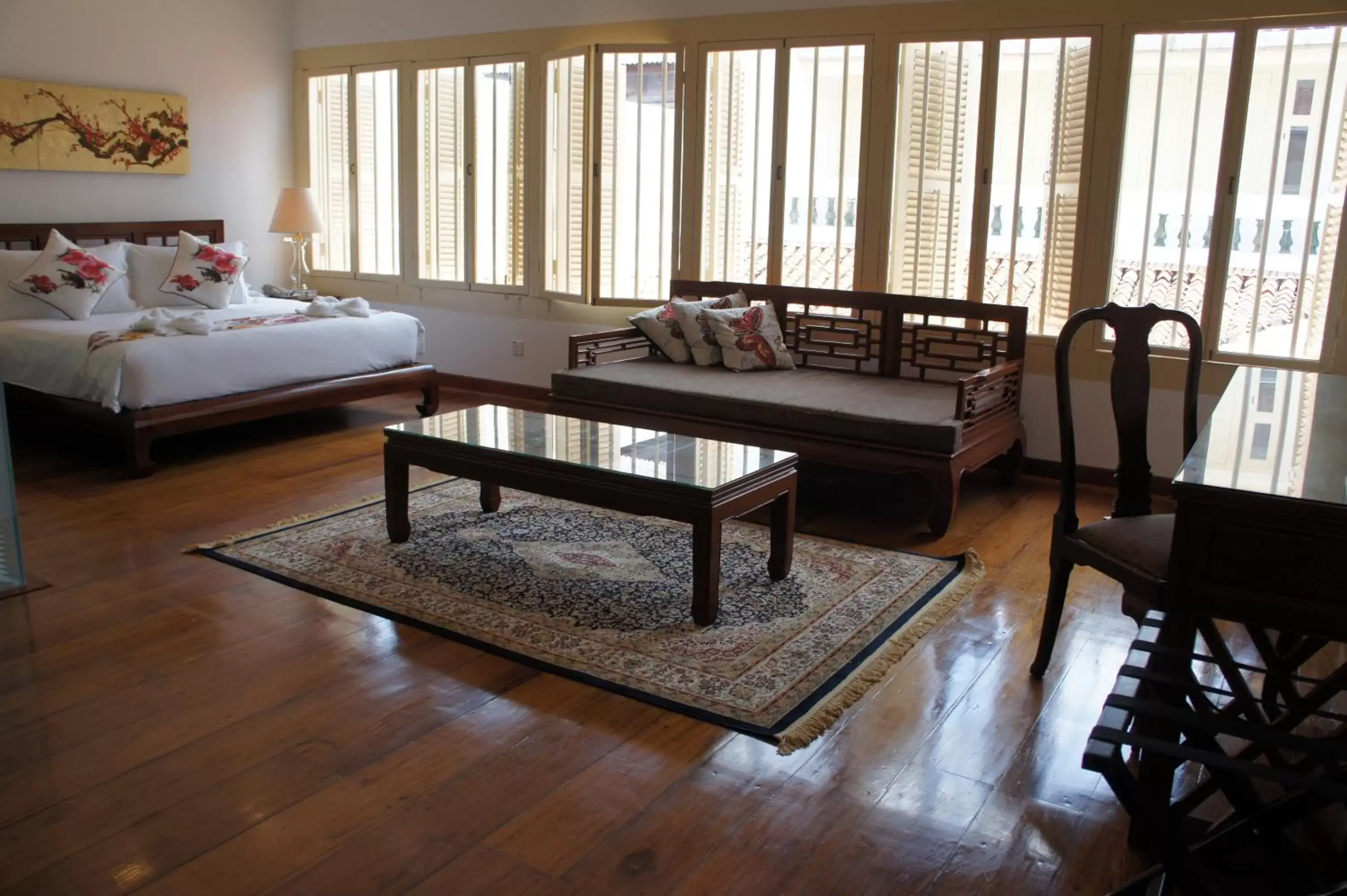 Photo of the whole room, Seating Area in Heeren Palm Suites