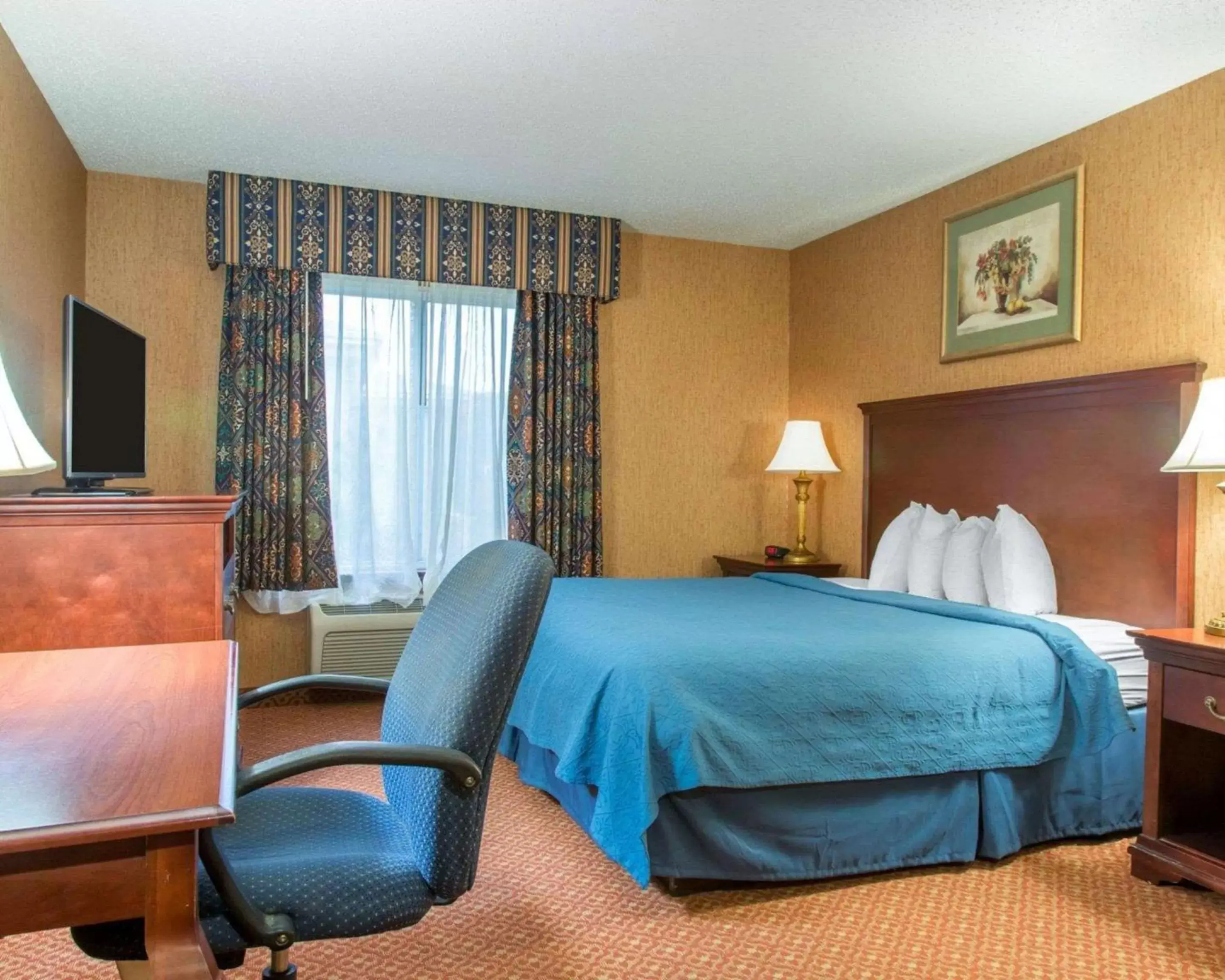 Photo of the whole room, Bed in Quality Inn & Suites Meriden