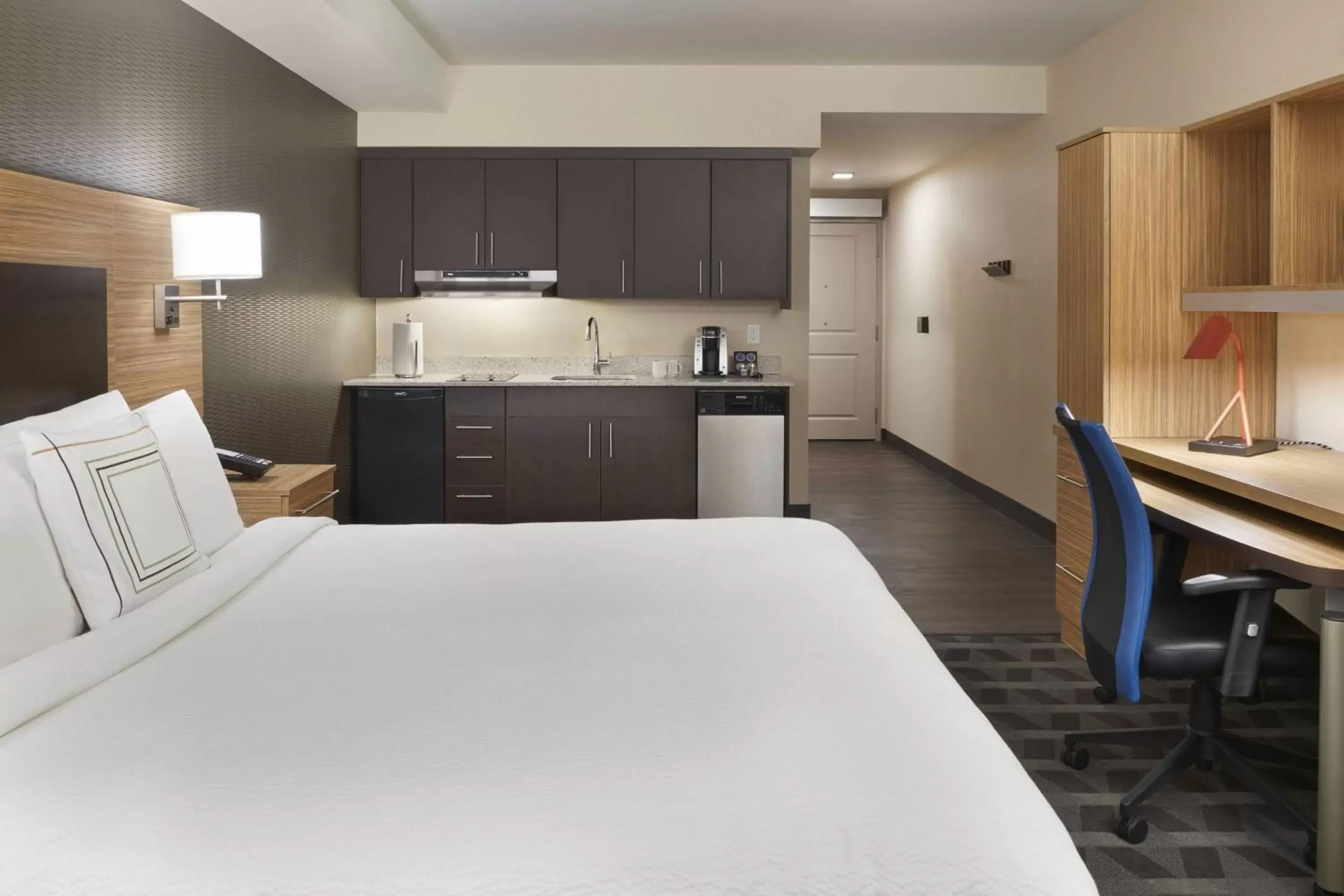 Bedroom, Kitchen/Kitchenette in TownePlace Suites by Marriott Oshawa