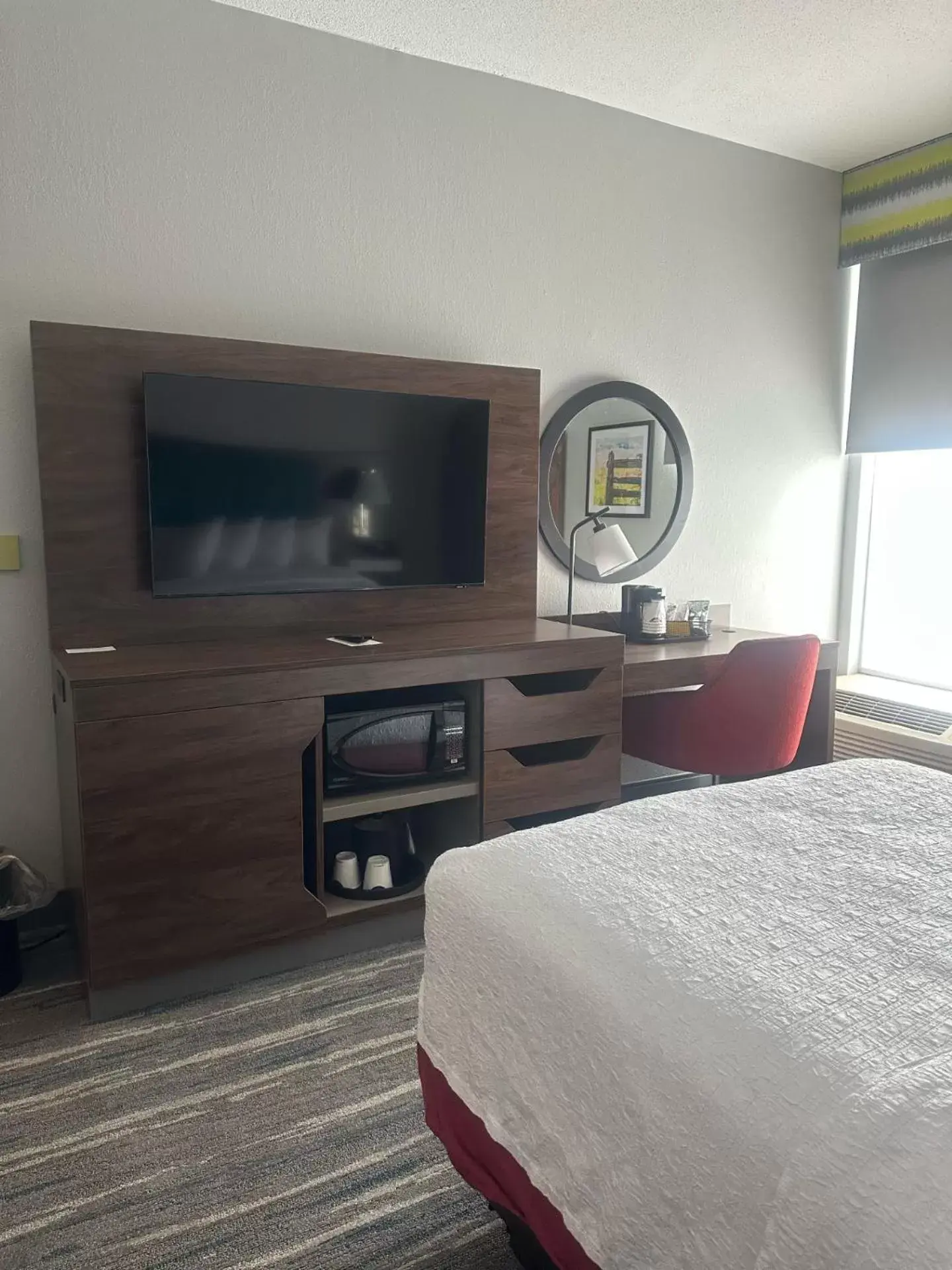 Bedroom, TV/Entertainment Center in Hampton Inn Bridgeport/Clarksburg