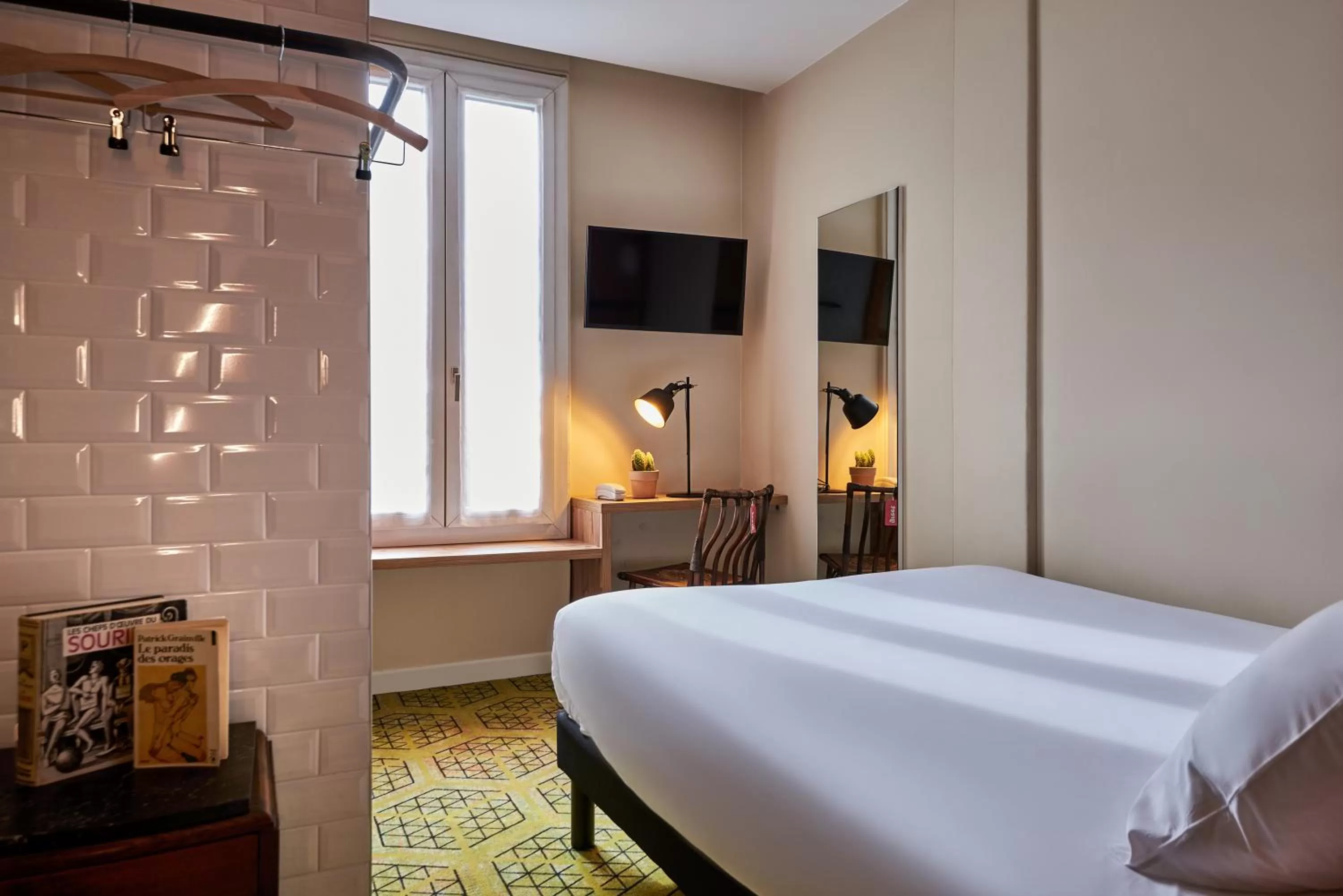 Bedroom, Bed in Greet Boulogne Billancourt Paris