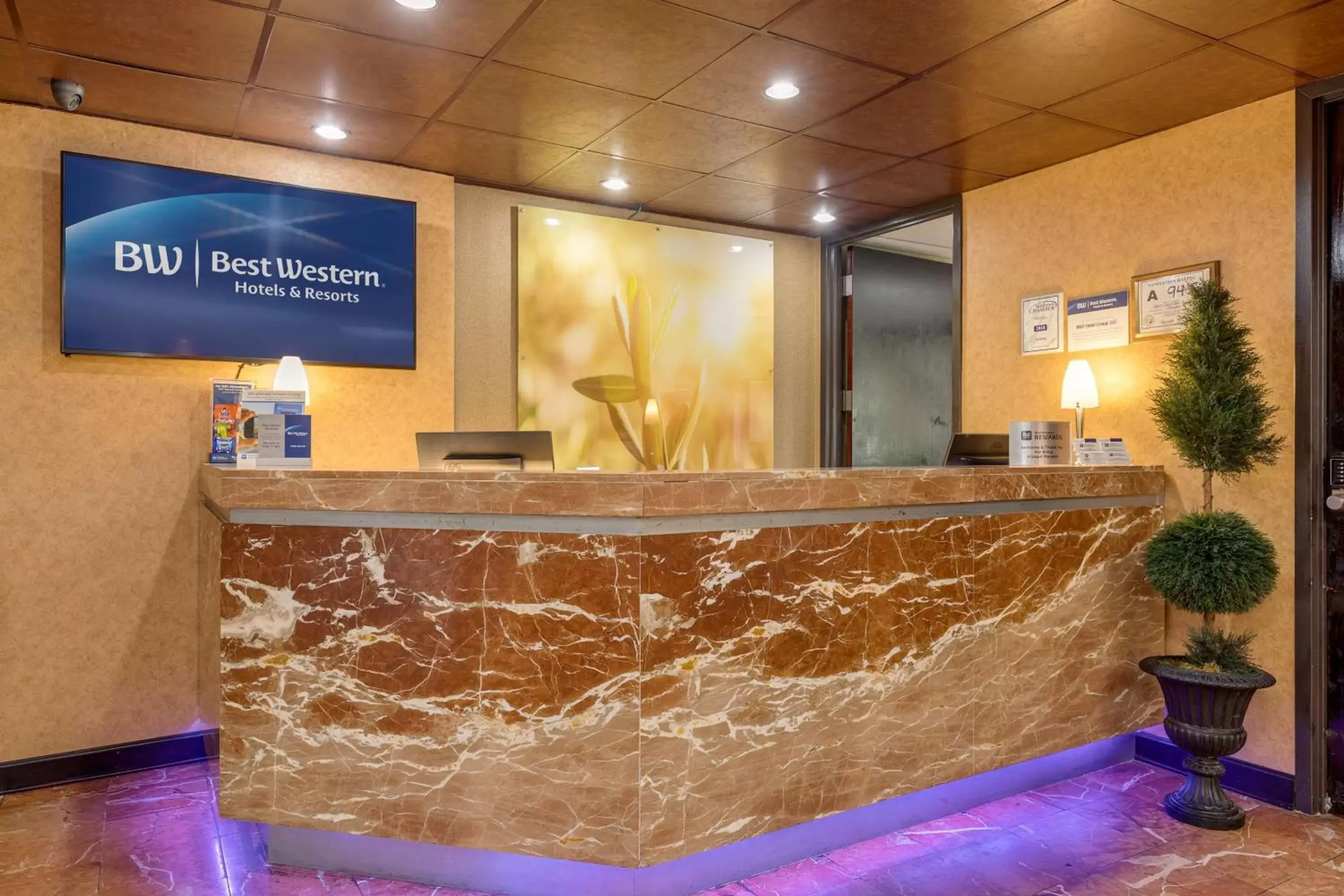 Lobby or reception in Best Western Plus Charlotte Matthews Hotel