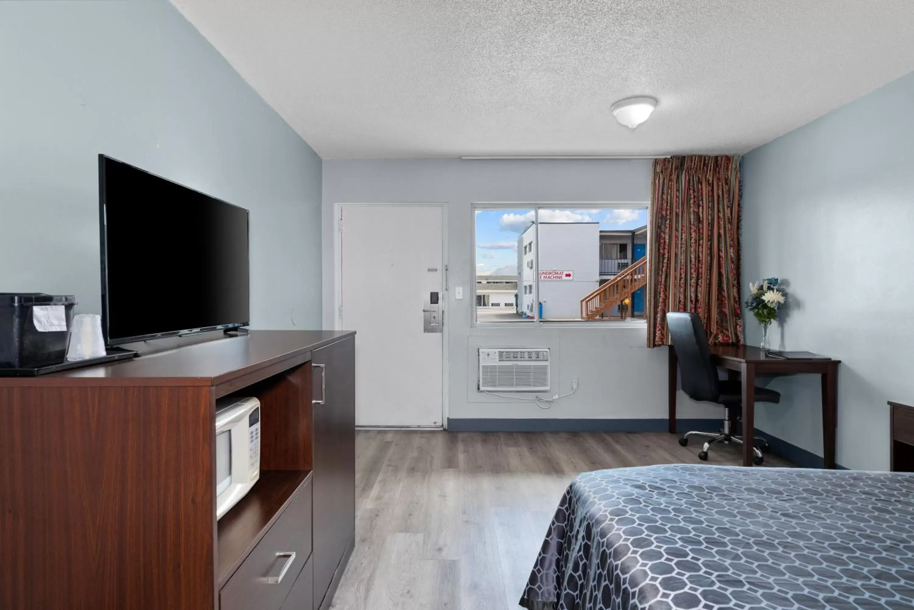 Bedroom, TV/Entertainment Center in Holiday Lodge Wenatchee