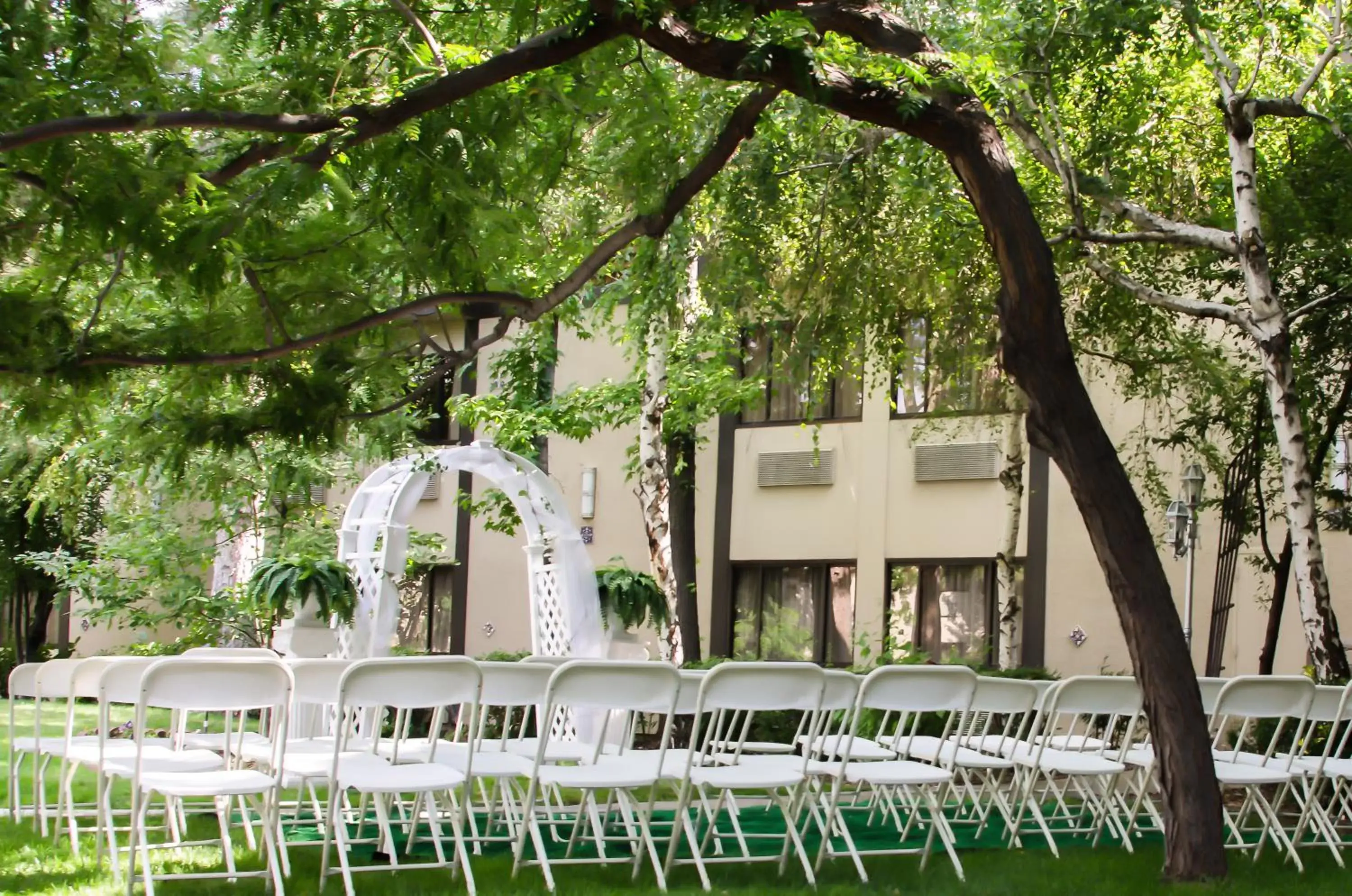 Inner courtyard view, Property Building in SureStay Plus Hotel by Best Western Reno Airport