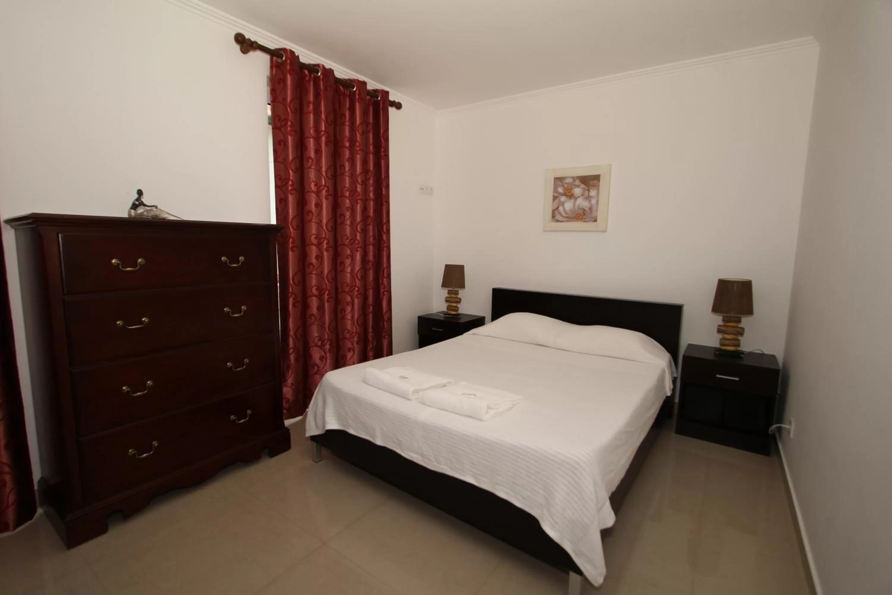 Bedroom, Bed in Costa & Isaias Apartamentos