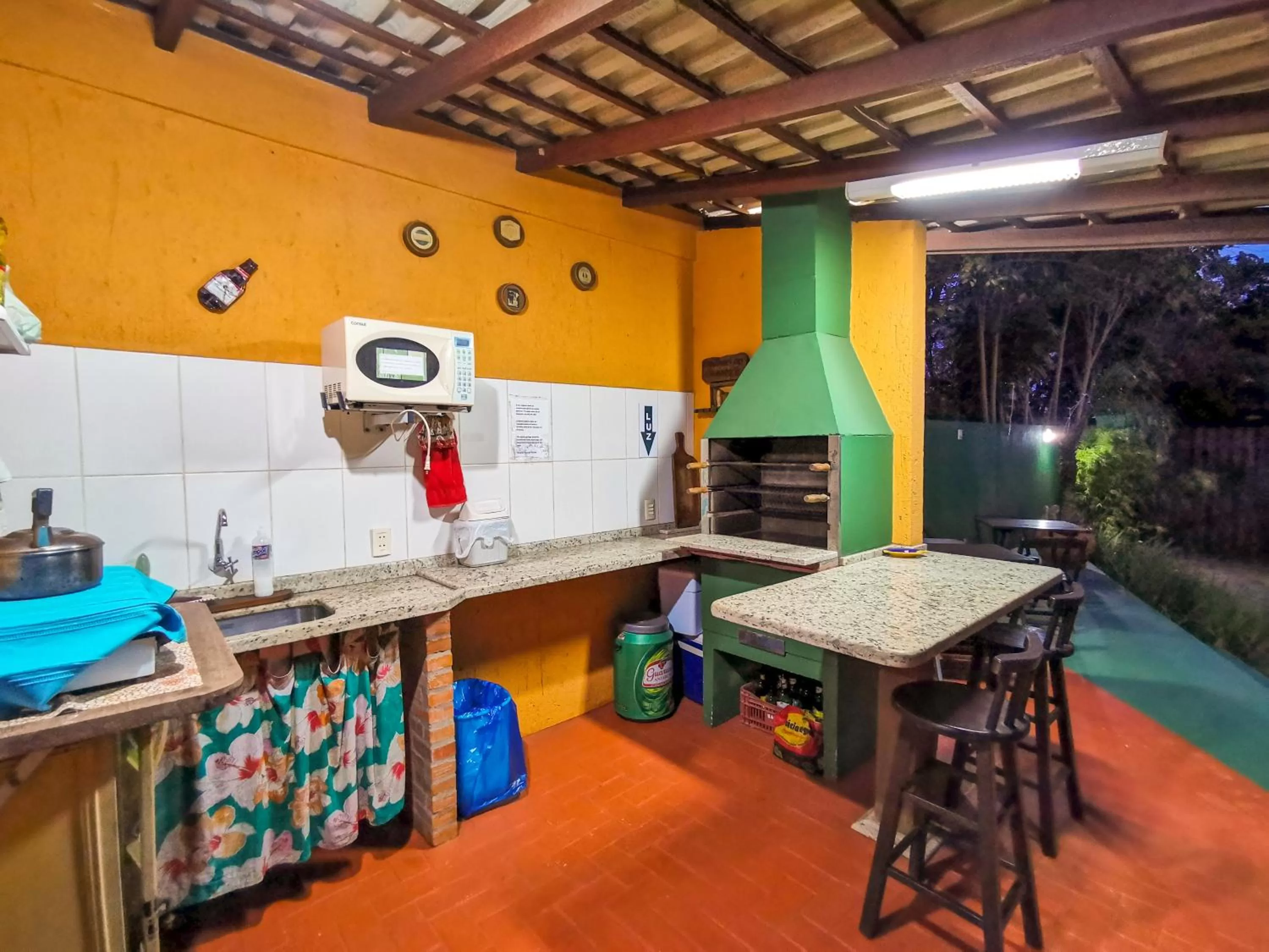 Communal kitchen in Pousada Ilha dos Anjos