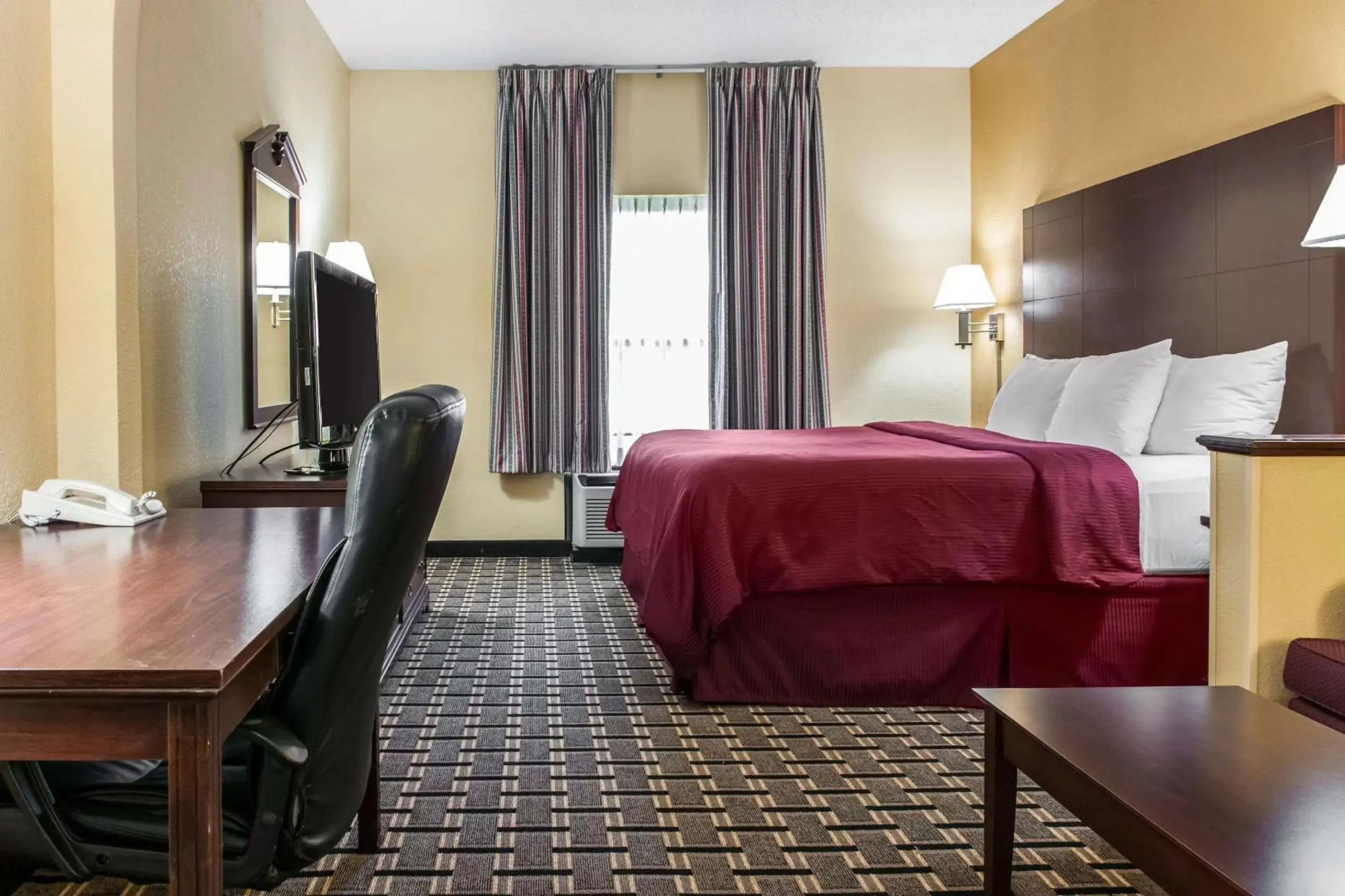 Photo of the whole room, Bed in Clarion Inn & Suites Northwest