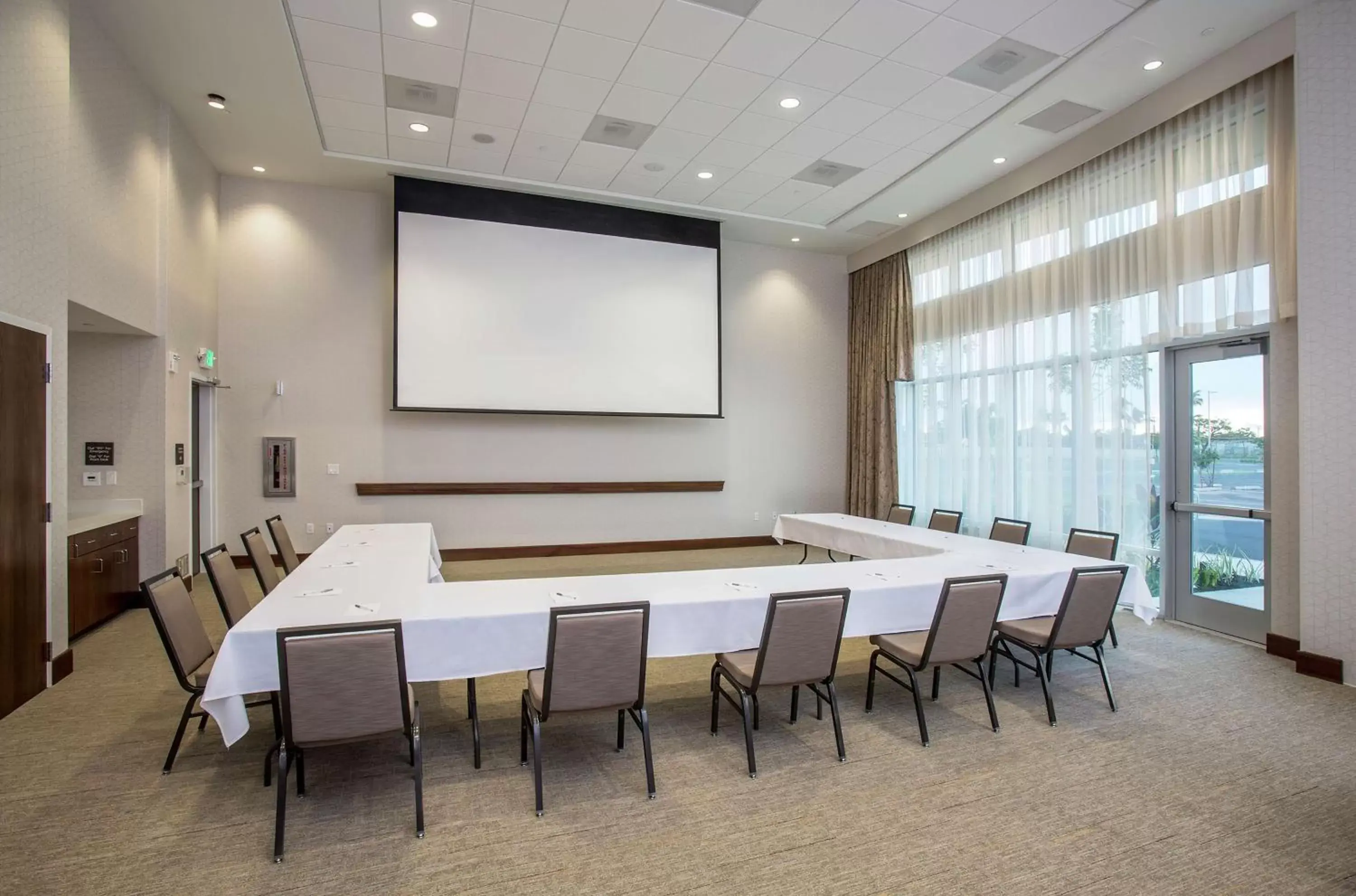 Meeting/conference room in Hampton Inn & Suites Oahu/Kapolei, HI - FREE Breakfast