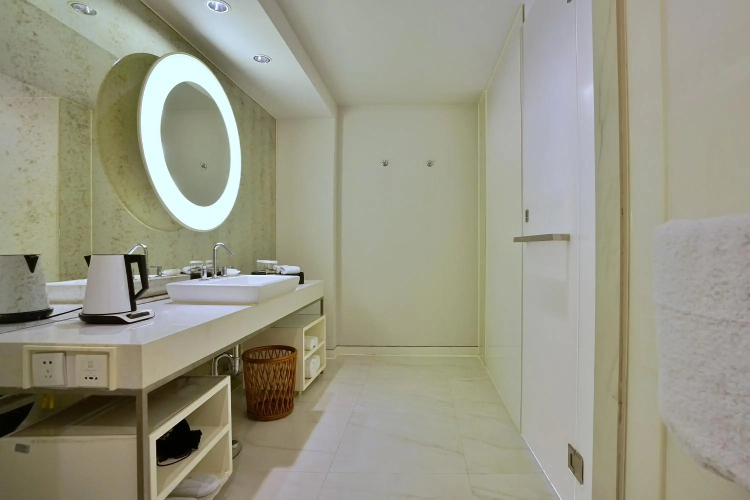 Shower, Bathroom in Metropolo Classiq Dahua Hotel Shanghai Jingan