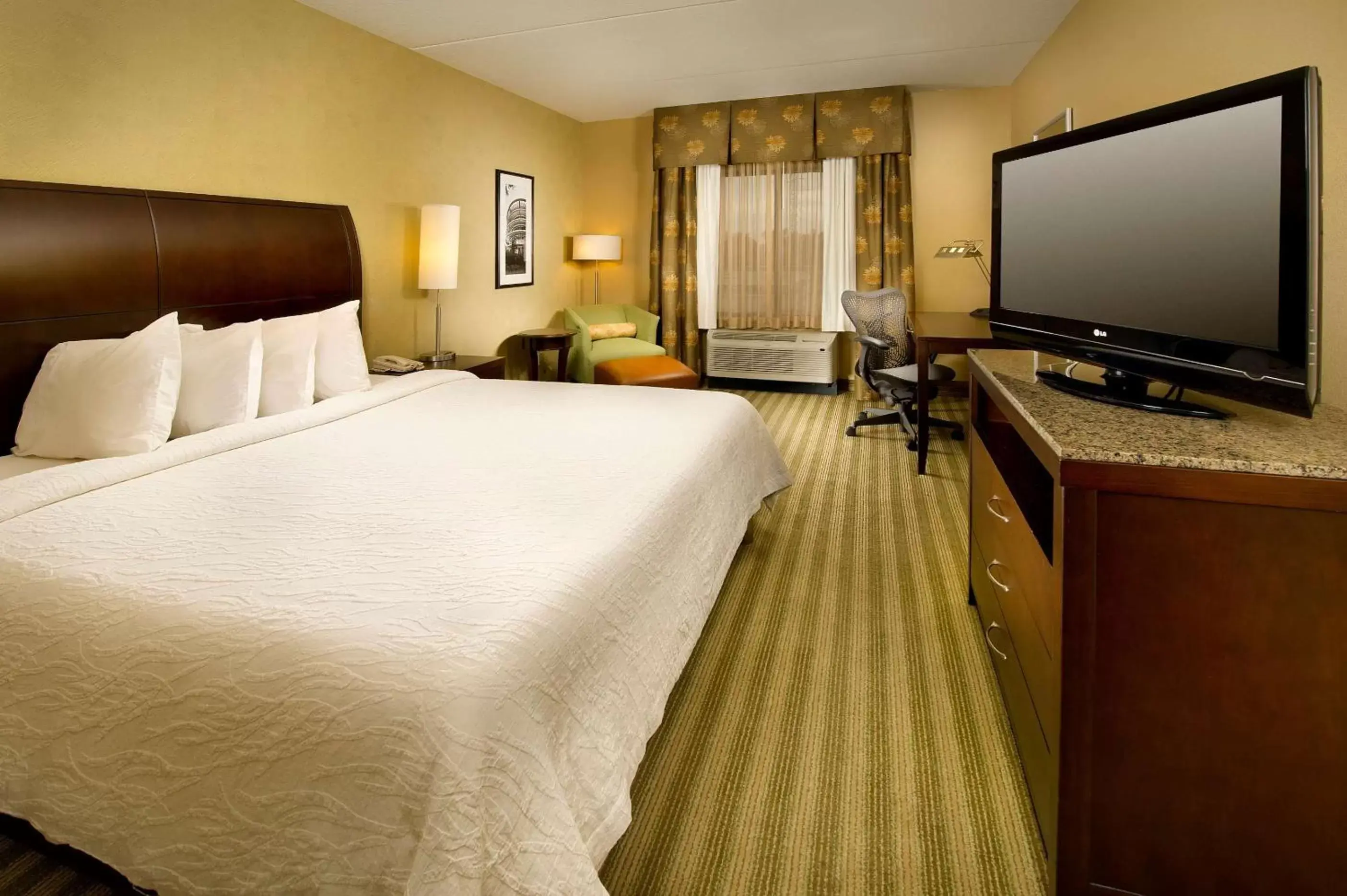 Bed in Hilton Garden Inn Indianapolis Northwest