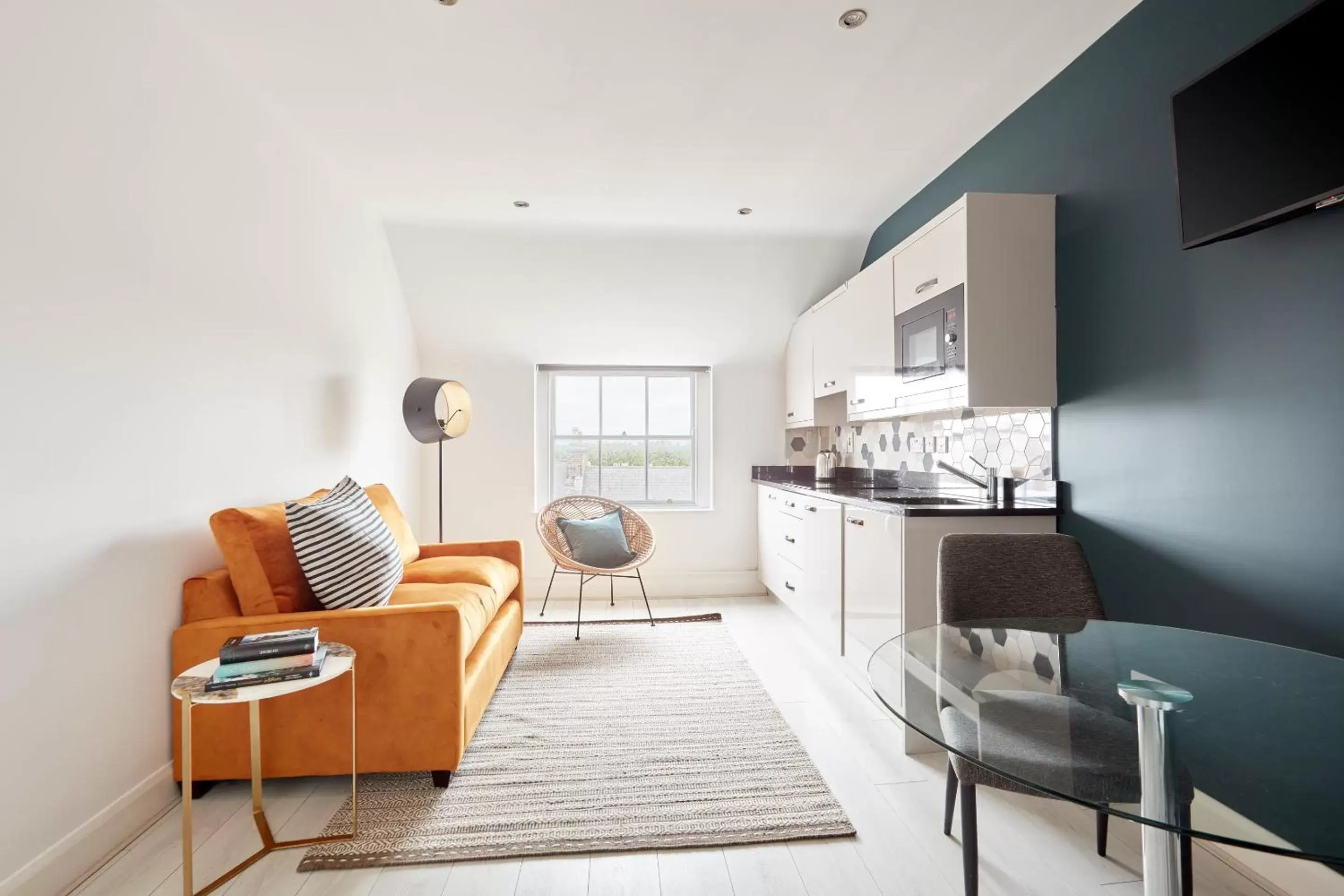 Living room, Kitchen/Kitchenette in Sonder Mountjoy Square