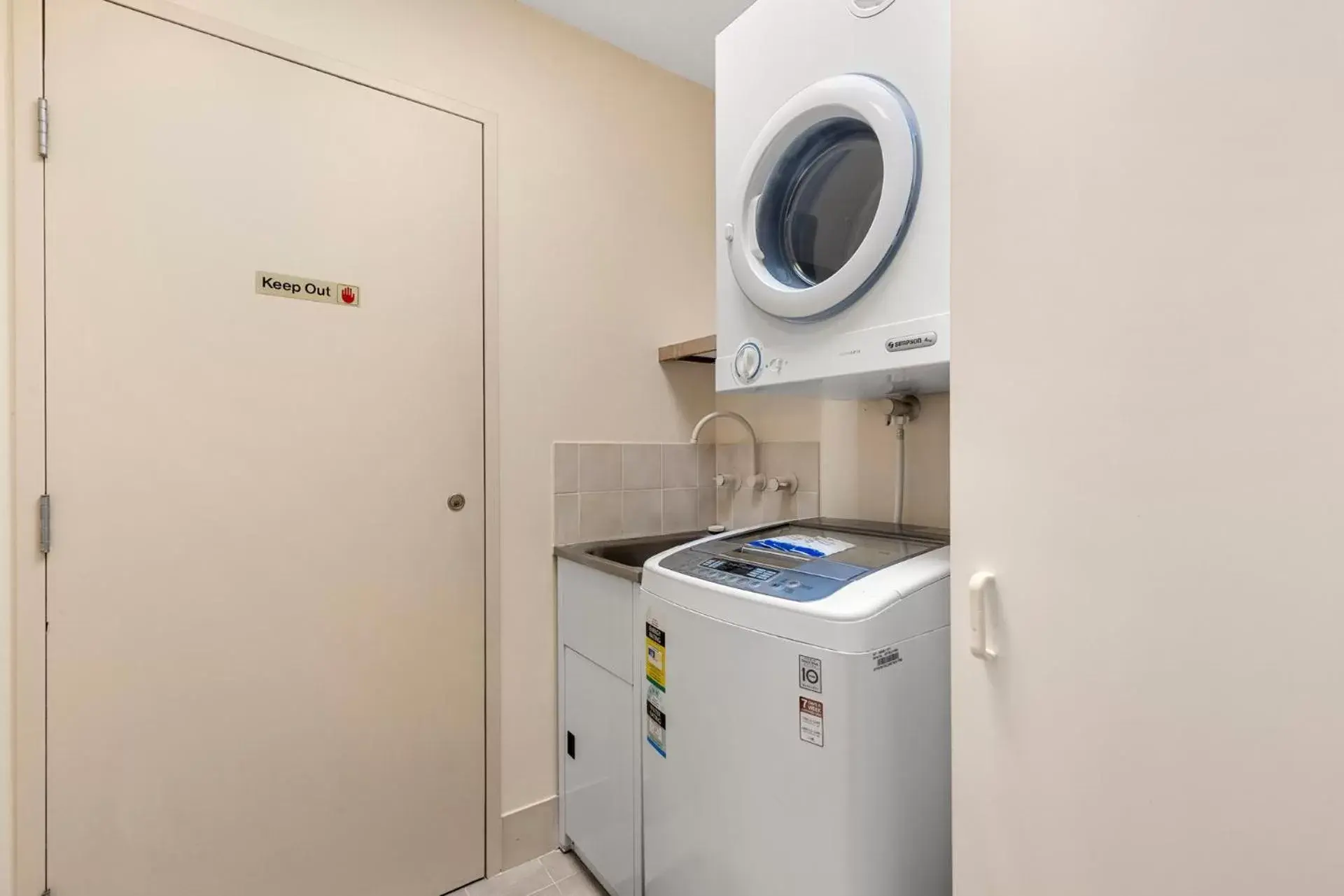 laundry, Kitchen/Kitchenette in Charlesworth Bay Beach Resort