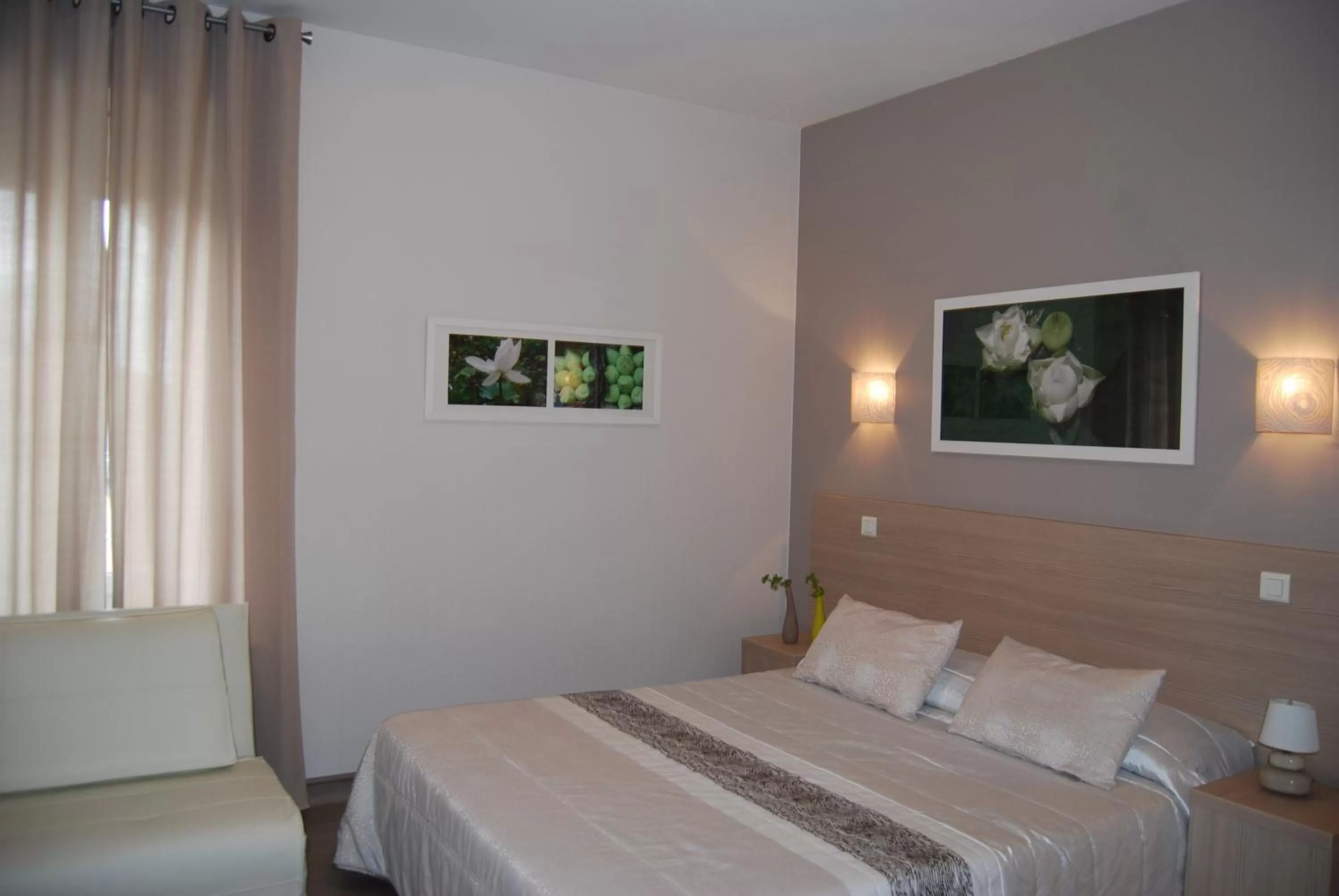 Bedroom, Bed in Logis Hôtel Restaurant du Midi - Rodez Centre