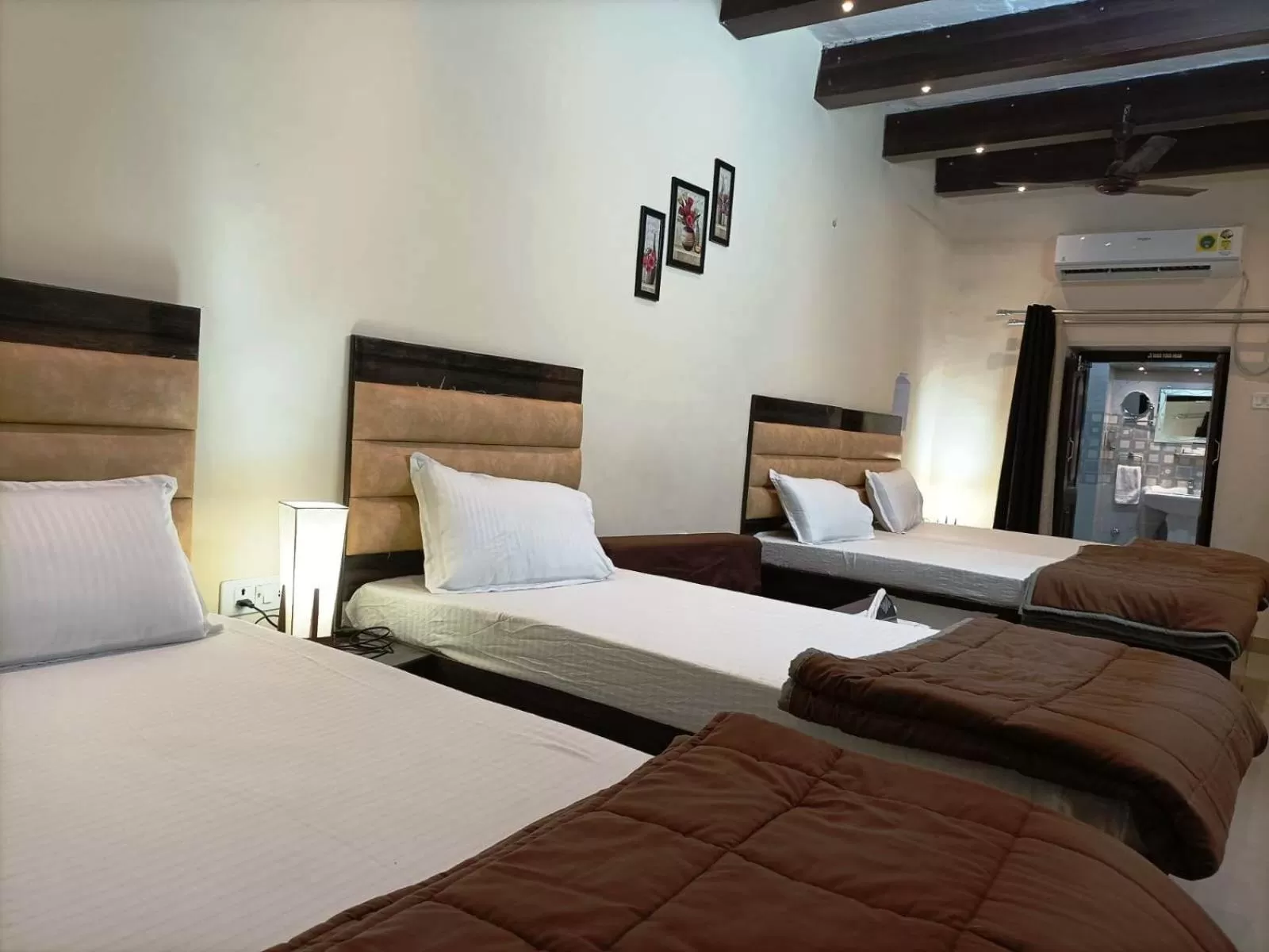 Photo of the whole room, Bed in Foreigners Inn