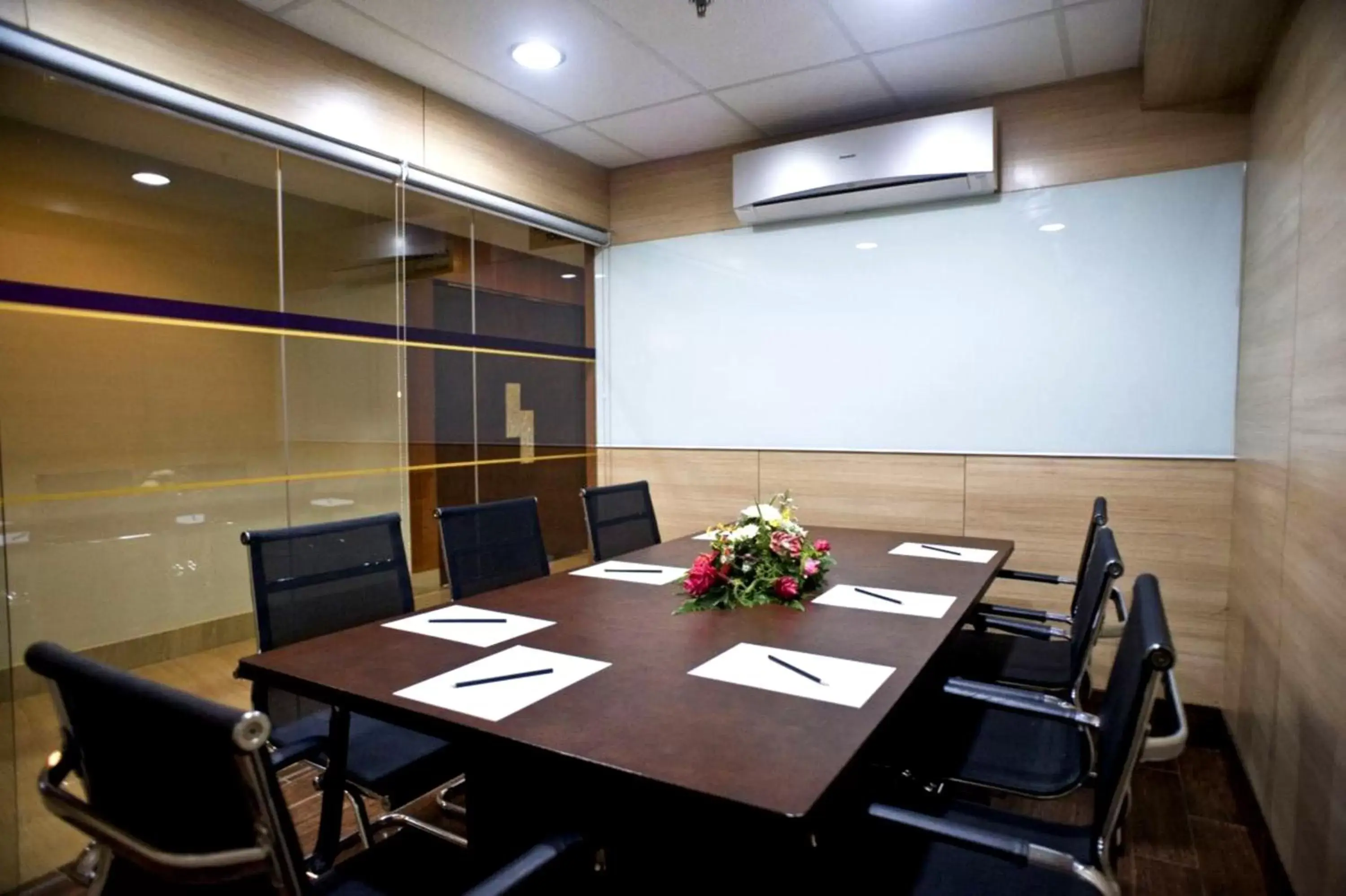 Business facilities in Goldberry Suites and Hotel - Mactan