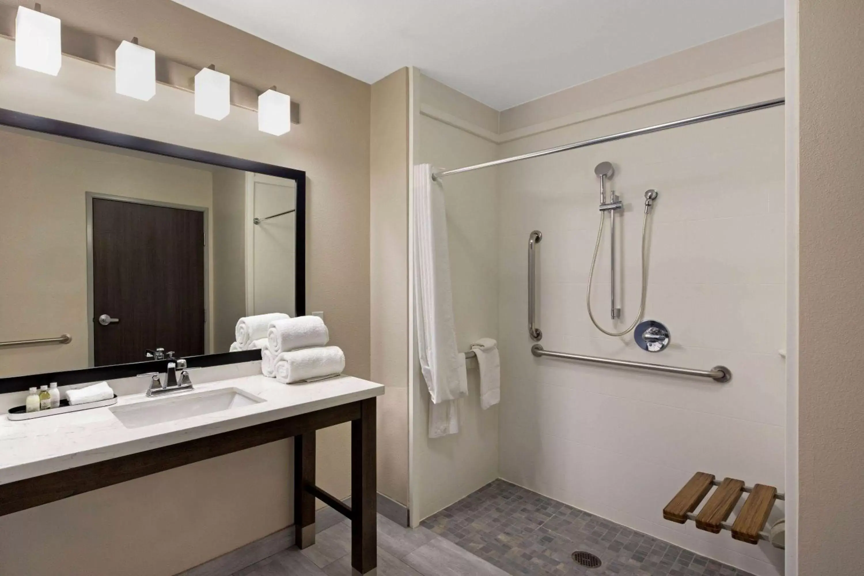 Shower, Bathroom in La Quinta by Wyndham Morgan Hill-San Jose South