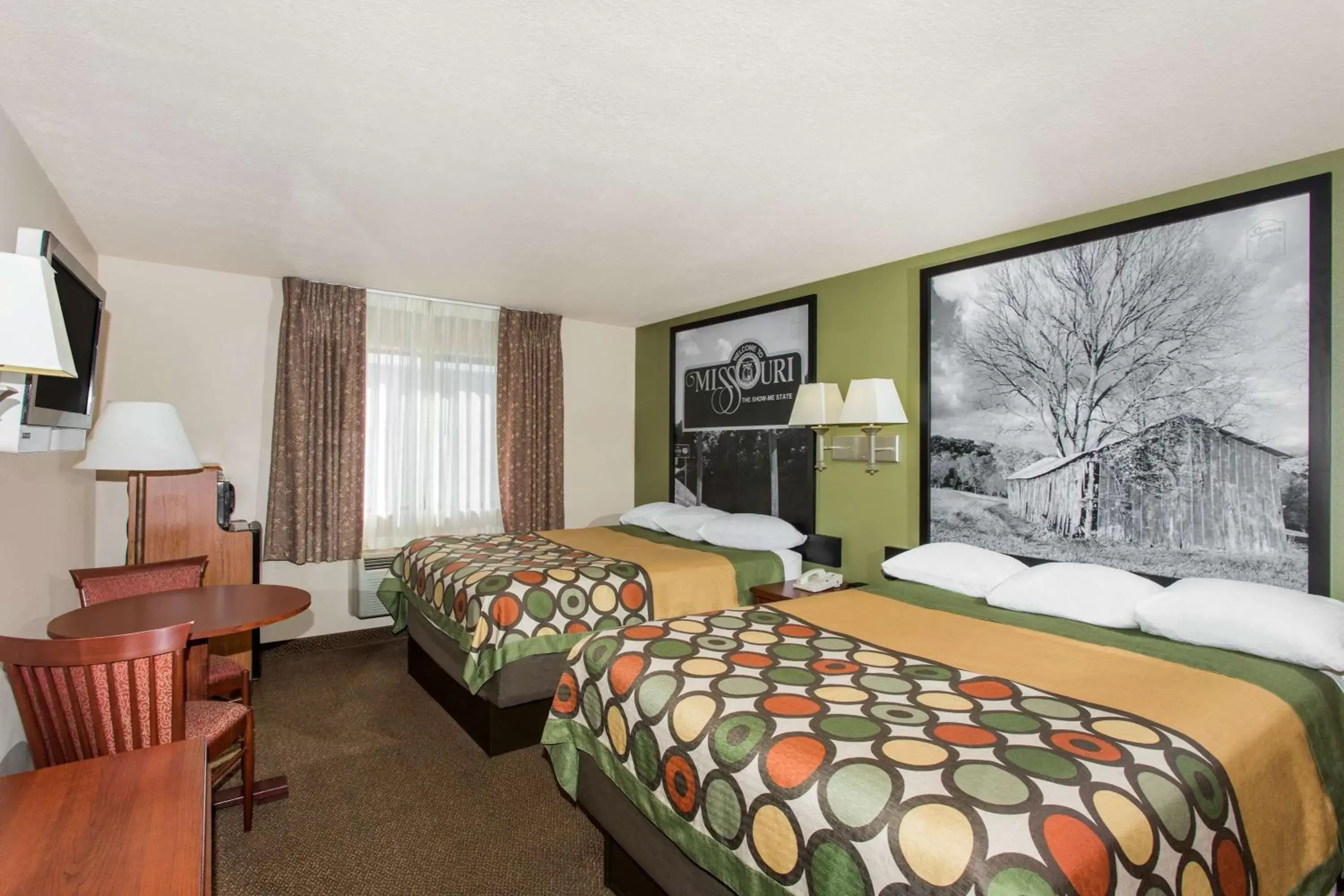 Photo of the whole room, Bed in Super 8 by Wyndham Perryville