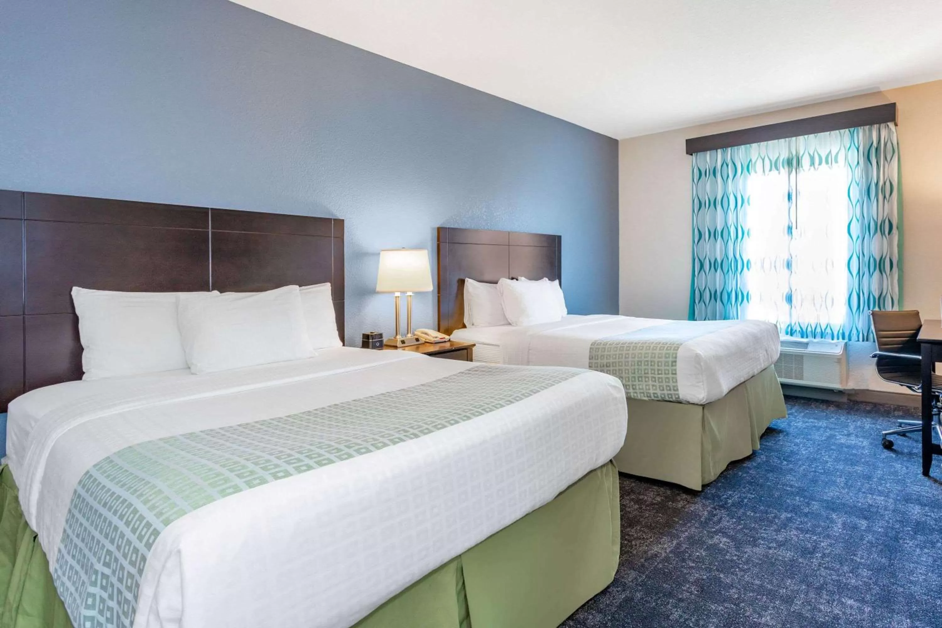 Photo of the whole room, Bed in La Quinta Inn & Suites by Wyndham St. Augustine