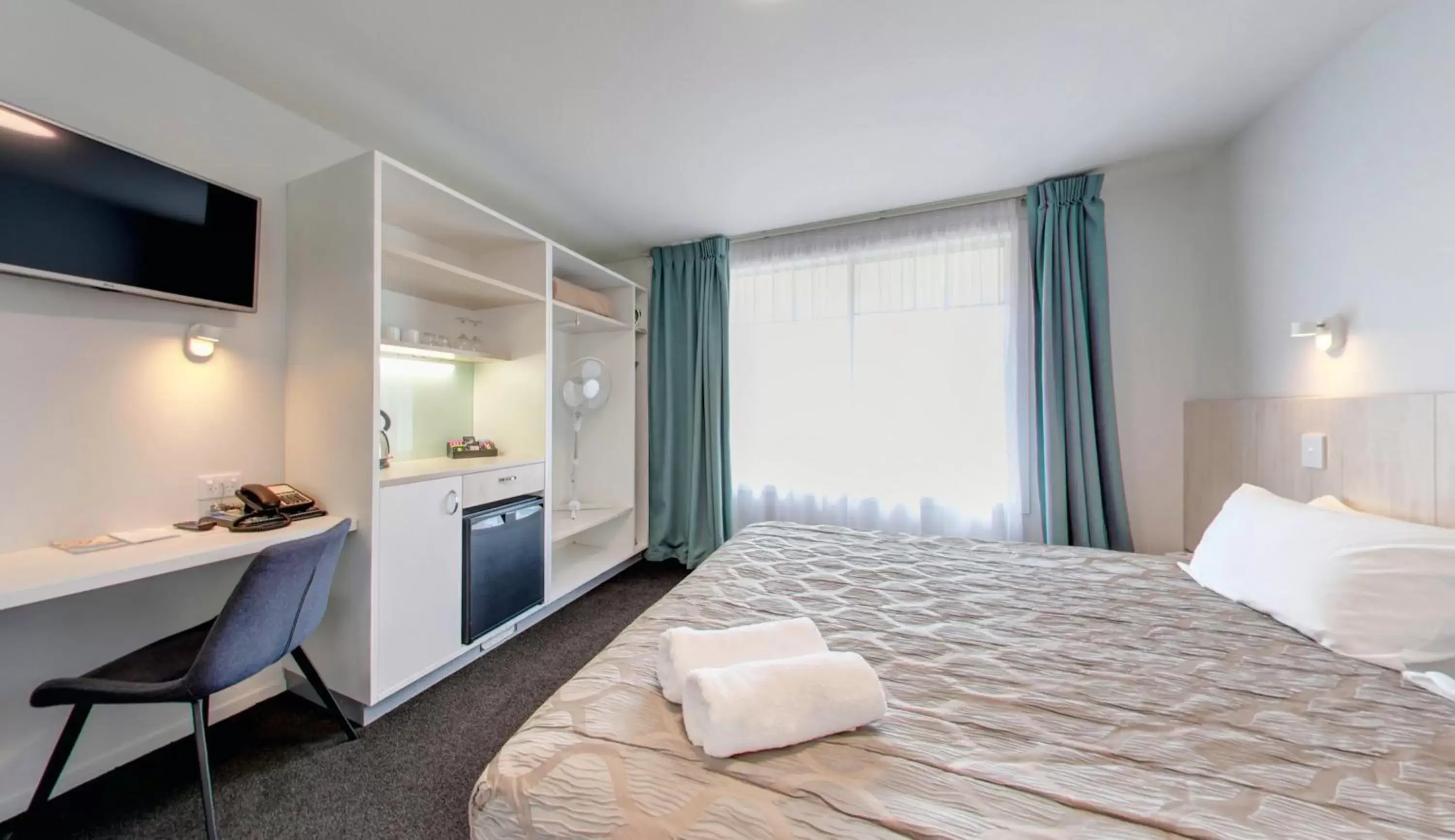 TV and multimedia, Bed in Beachfront Hotel Hokitika