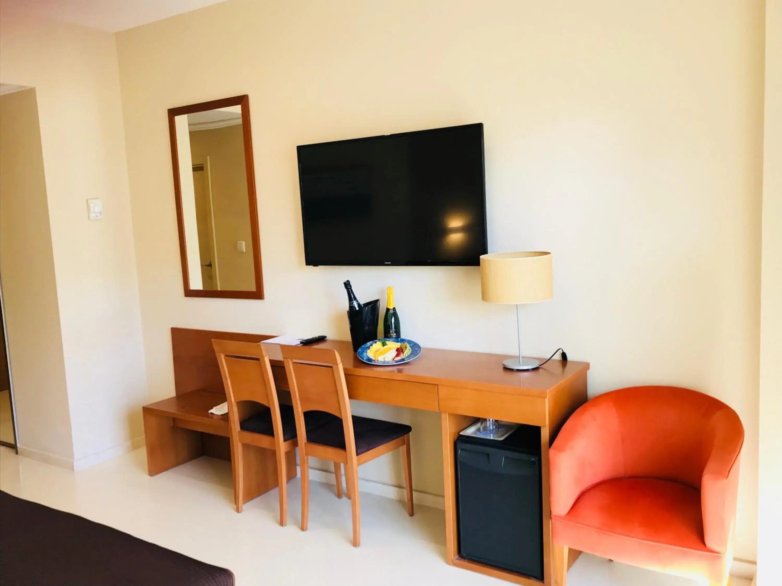 Bedroom, TV/Entertainment Center in Hotel Santamarta