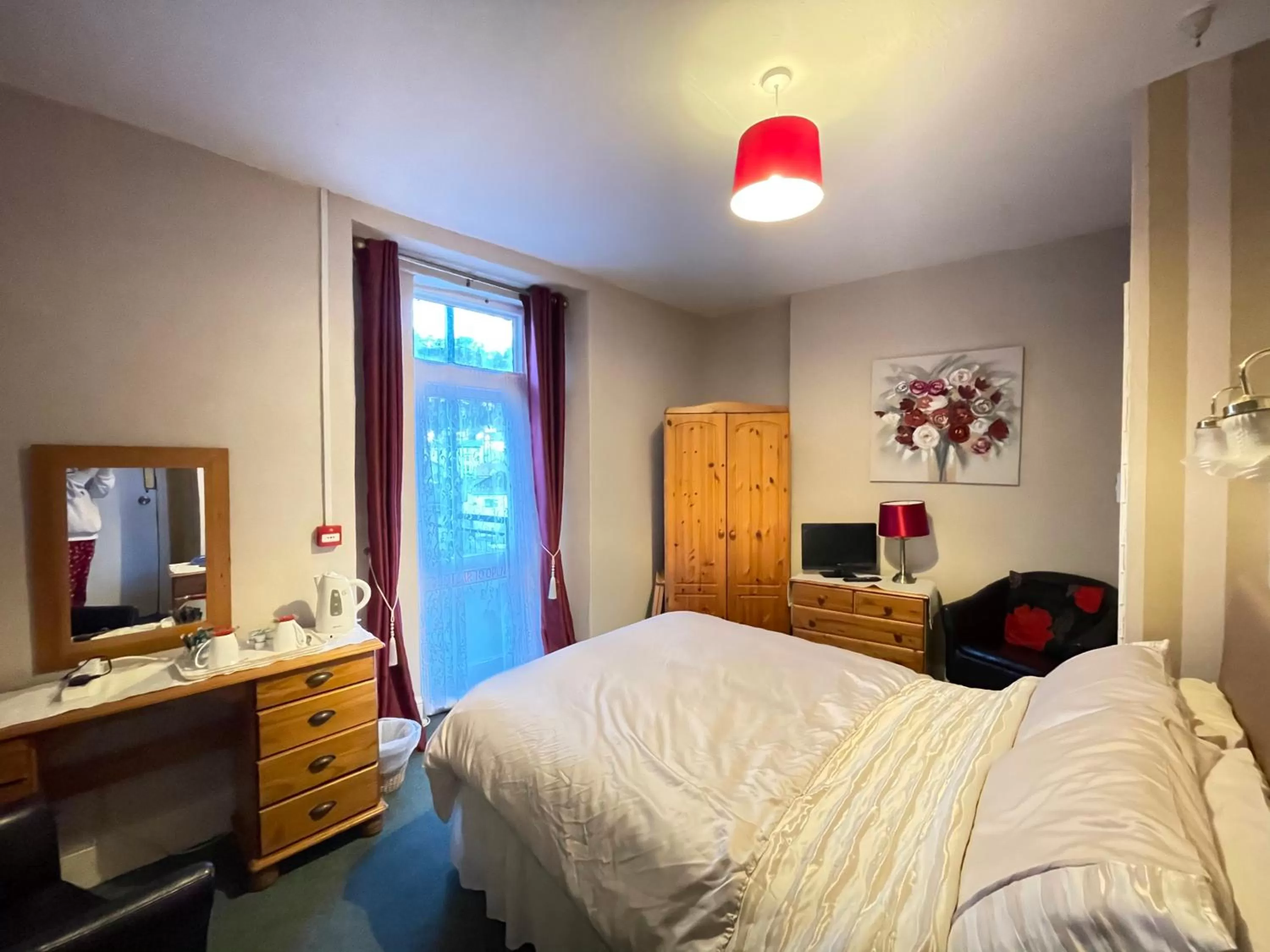 Bedroom, Bed in White Court Llandudno