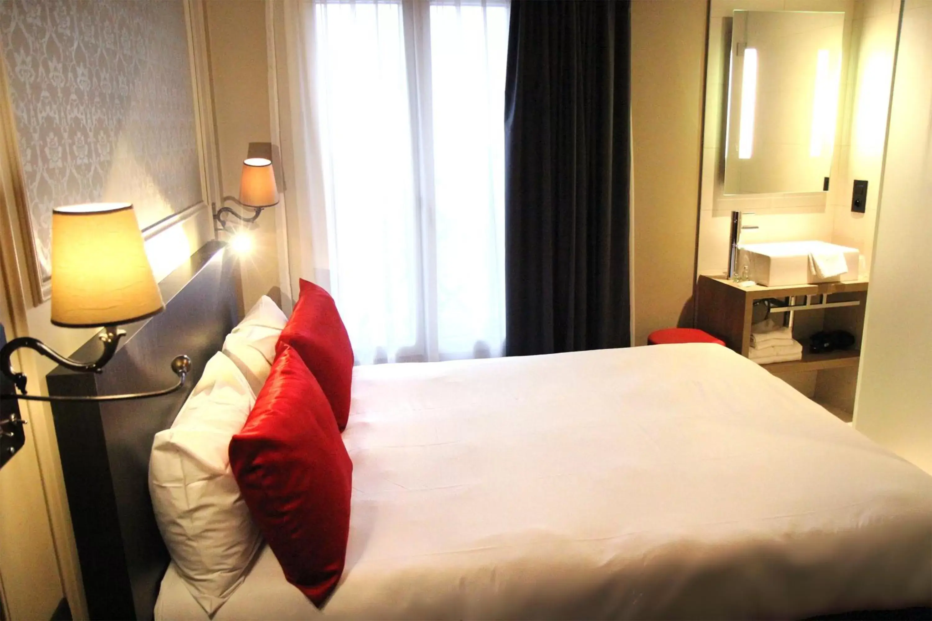 Bed in Best Western Le Montmartre – Saint Pierre