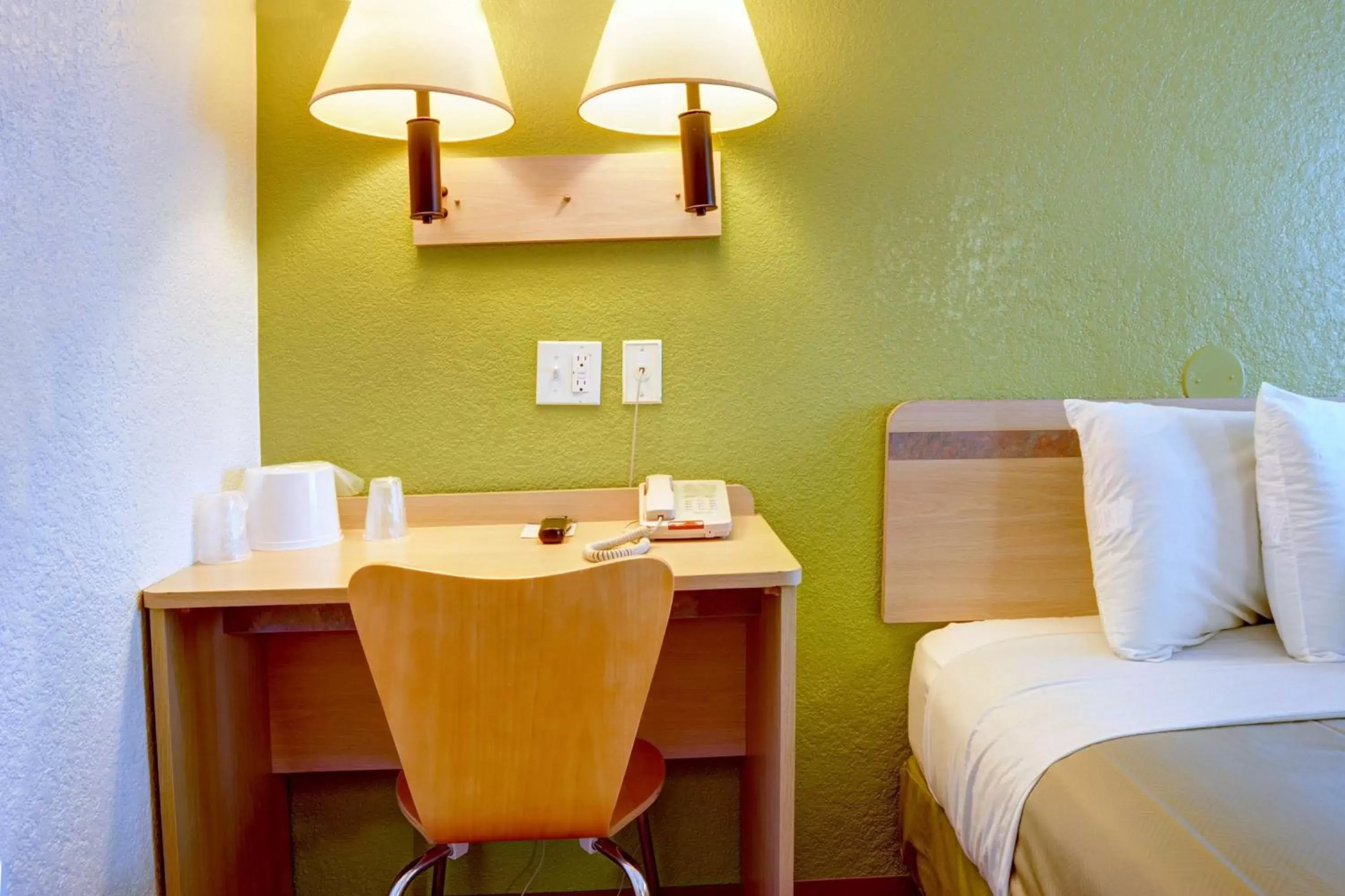 TV and multimedia, Bed in Motel 6-Eugene, OR - South Springfield TV and multimedia, Bed in Motel 6-Eugene, OR - South Springfield